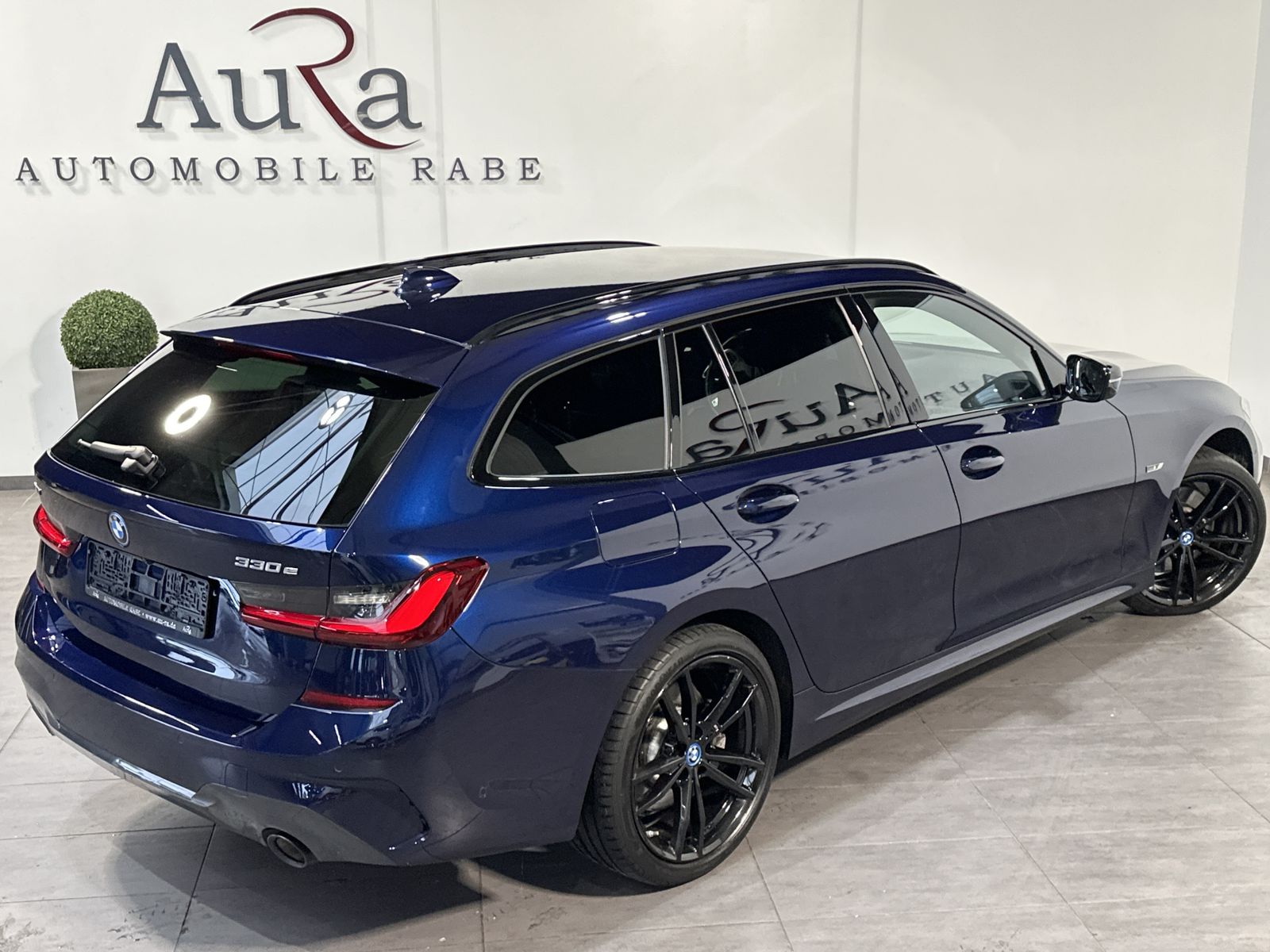 Fahrzeugabbildung BMW 330e Touring xDrive M-Sport NAV+LED+ACC+KAM+H&K