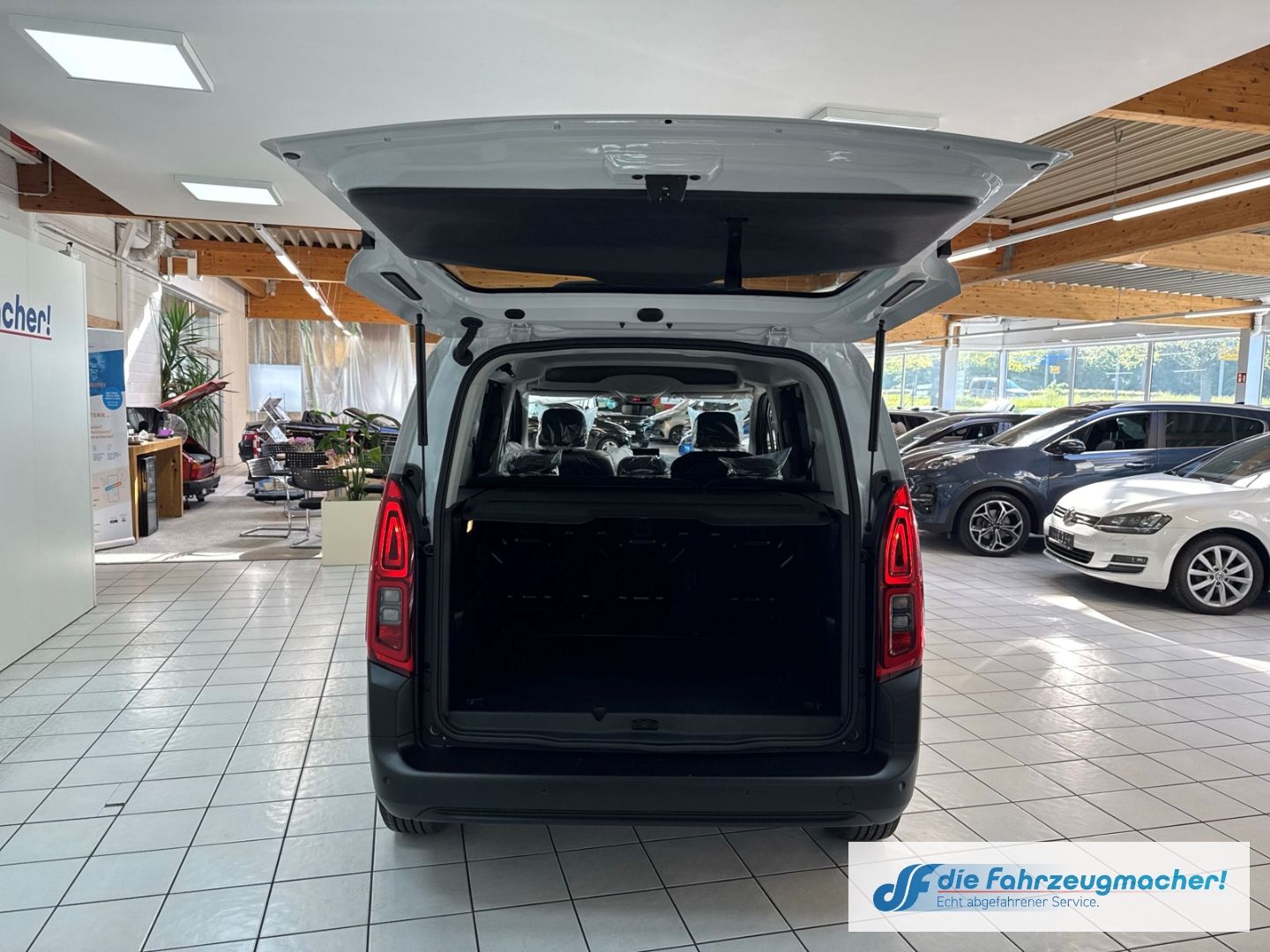 Fahrzeugabbildung Citroën Berlingo Plus M Digitales Cockpit LED Apple CarP