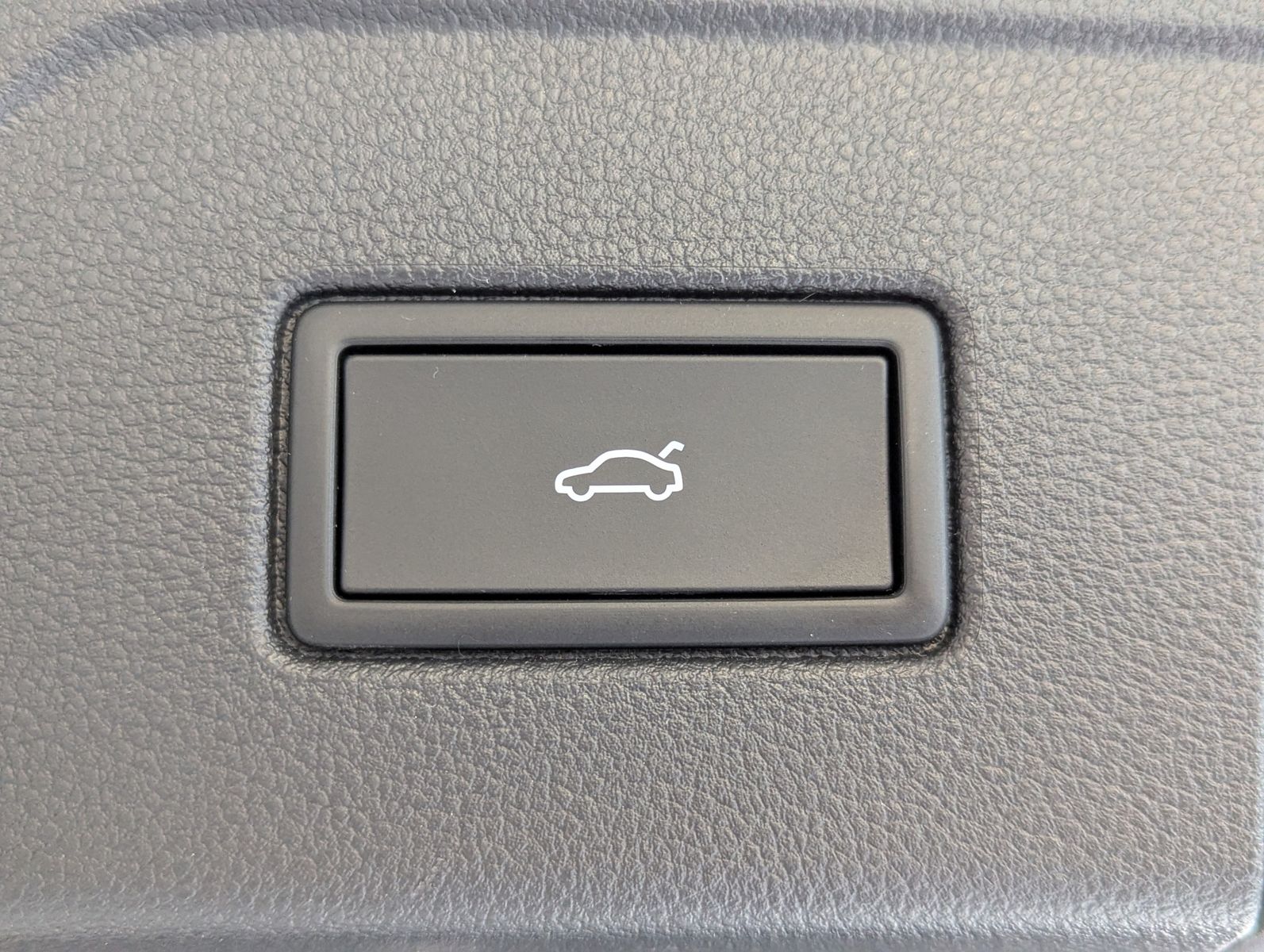 VW Touran 2.0 DSG R-Line High. Pano 7-Si IQ.Dri AHK - Image 38