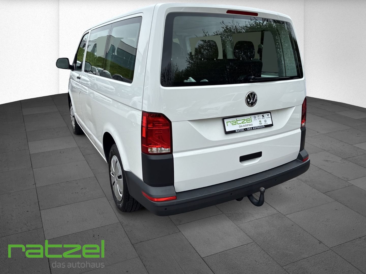 Fahrzeugabbildung Volkswagen T6.1 Kombi 2.0 TDI 9-Sitzer KR AHK Navi DAB Appl