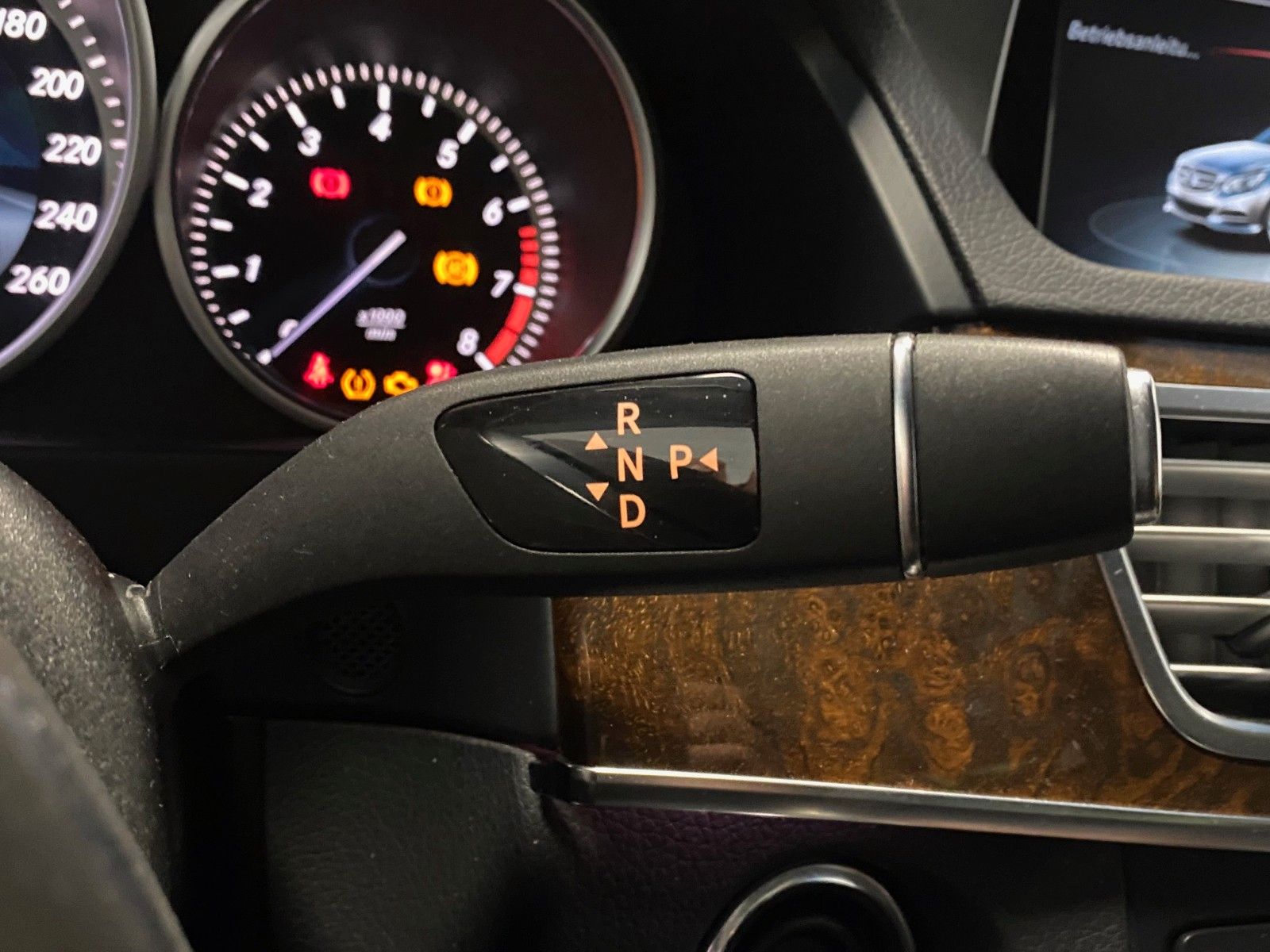 Fahrzeugabbildung Mercedes-Benz E 200 T ELEGANCE+NAVI+LED Scheinwerfer+Distronic