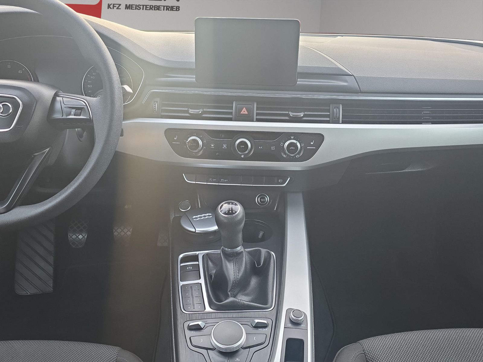 Fahrzeugabbildung Audi A4 Lim. basis/Bi-Xenon/Navi/SHZ/PDC