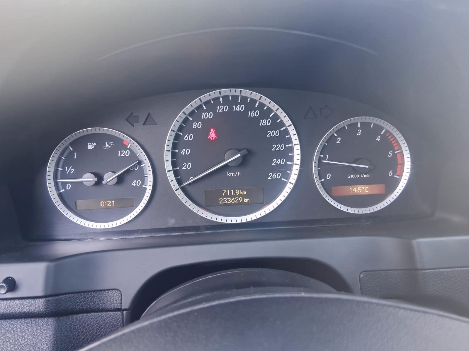 Mercedes-Benz C200 2008 — photo 10