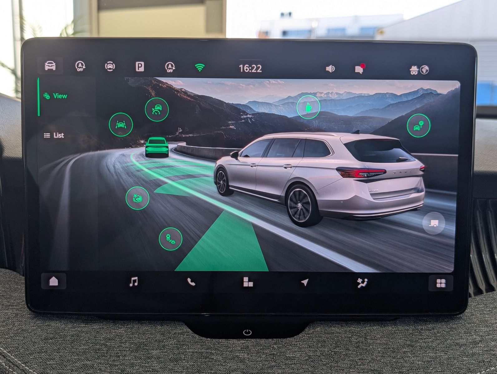 Fahrzeugabbildung SKODA Superb IV 2.0TDI DSG 4x4 MATRIX ACC NEUES MODELL