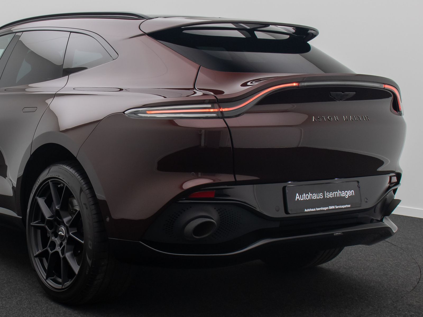 Fahrzeugabbildung Aston Martin DBX 4.0 V8 Individual Carbon Elegance Mega-Voll