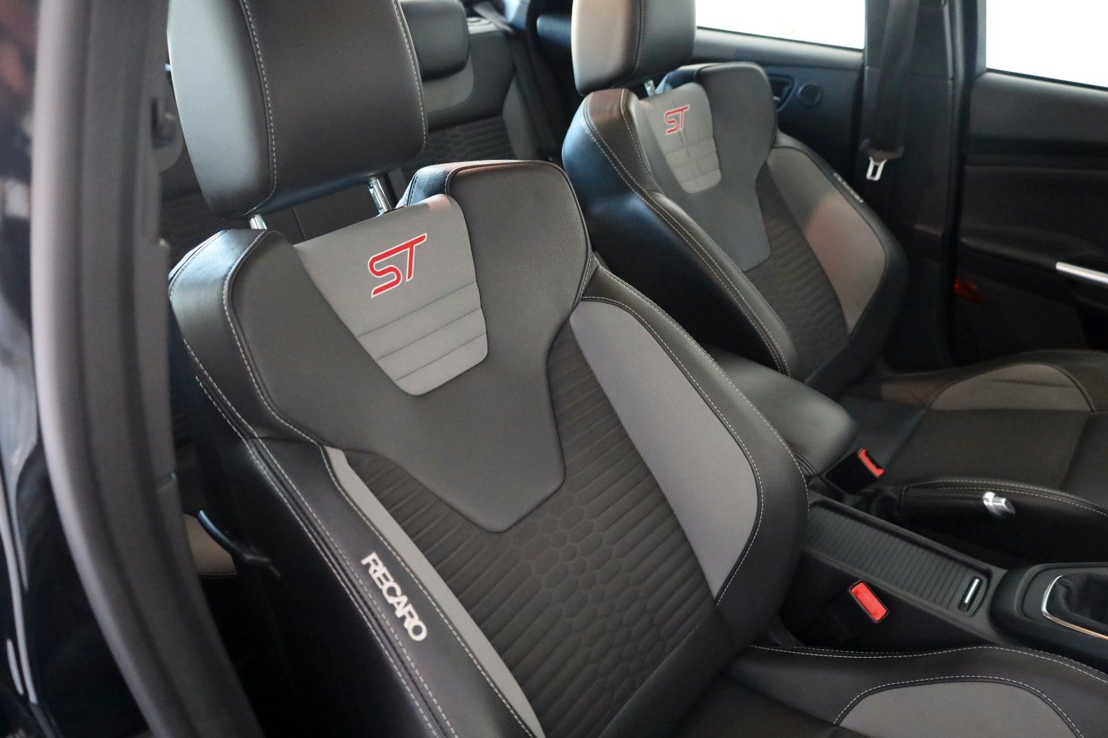 Fahrzeugabbildung Ford Focus Turnier ST Leder,Navi,Xenon,SH,PDC,SR+WR