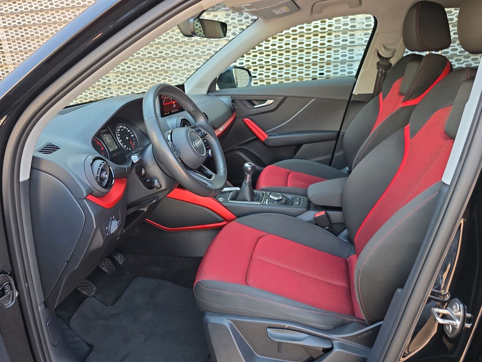 Fahrzeugabbildung Audi Q2 35 TFSI S line LED NAVI 18" OPTIK PDC