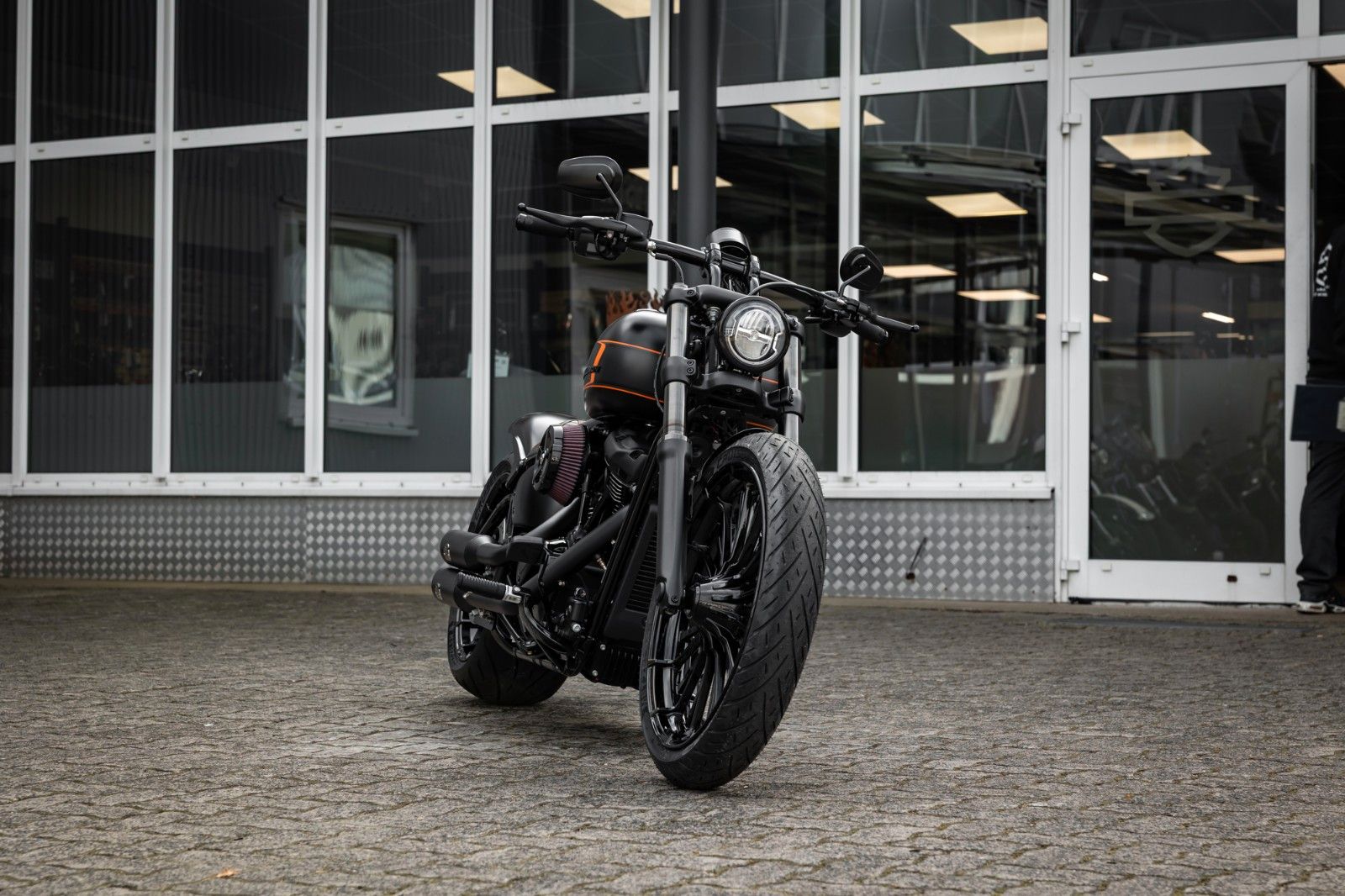 Fahrzeugabbildung Harley-Davidson Breakout DARKSIDE FXBR 117 MY25 -H-D Kiel Custom