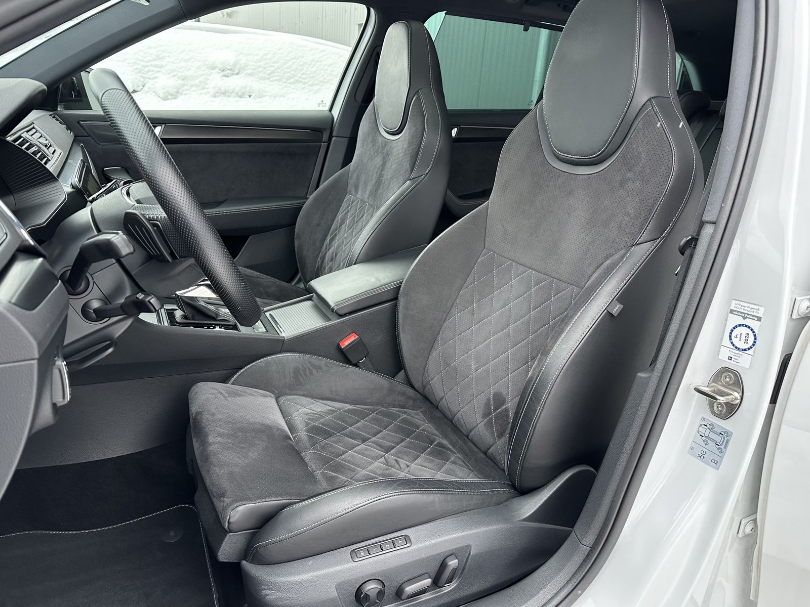 Fahrzeugabbildung SKODA Superb Combi Sportline 4x4 NAV+LED+PANO+360°+PLA