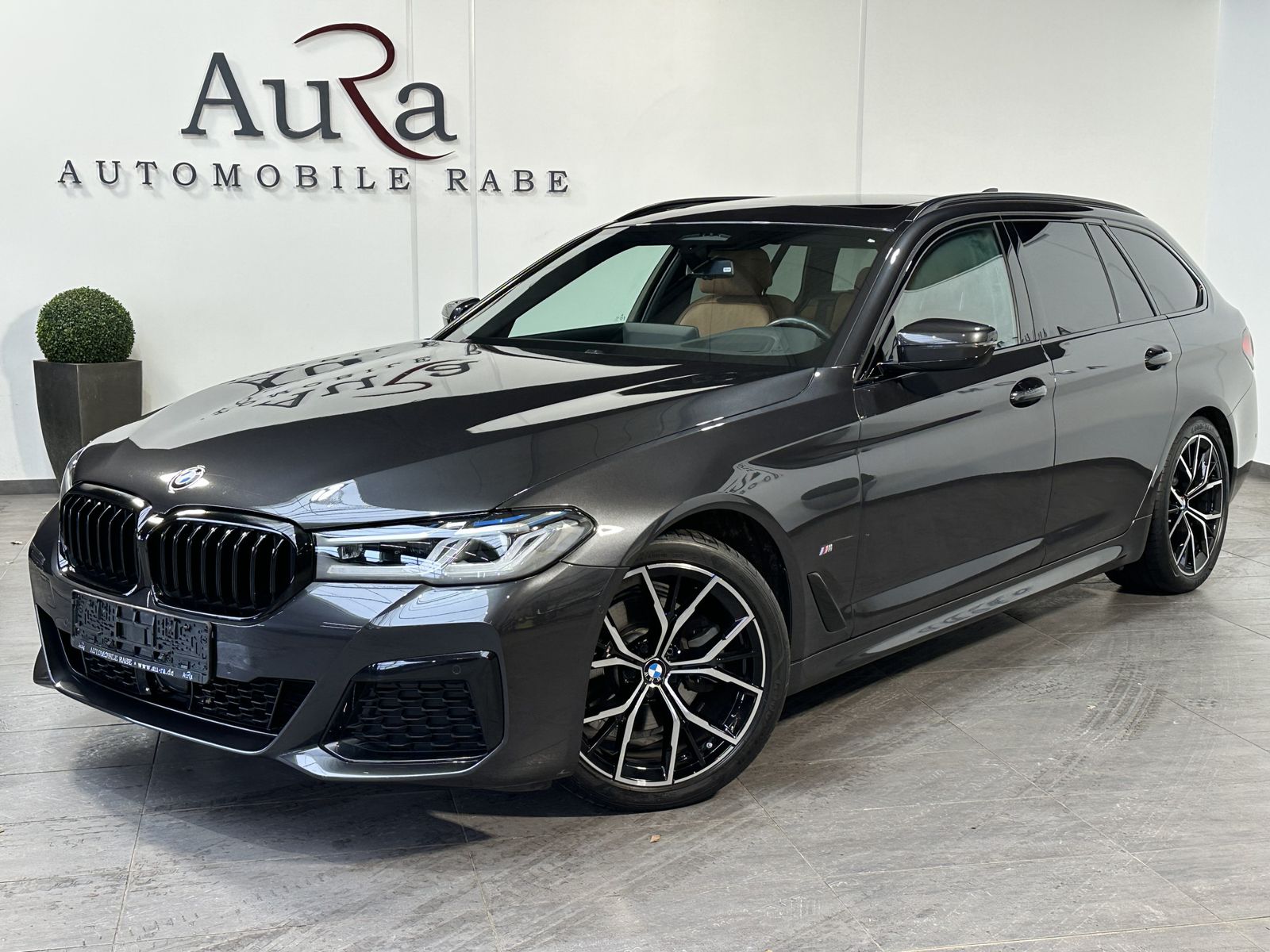 Fahrzeugabbildung BMW 520d Touring M-Sport NAV+LED+PANO+ACC+HEAD-UP+PA