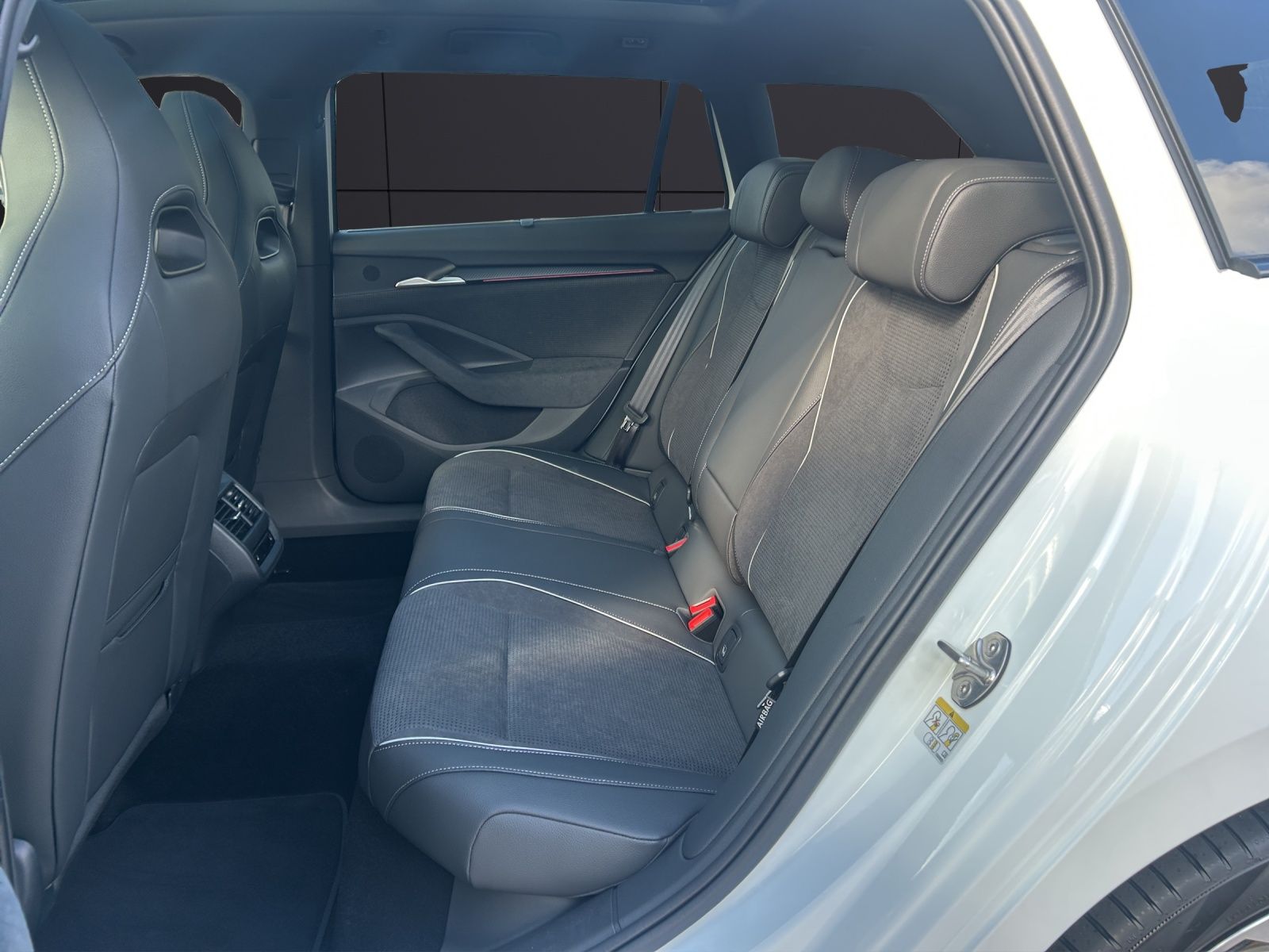 Fahrzeugabbildung SKODA Superb Combi 1.5 TSI iV Sportline DSG AHZV PANO