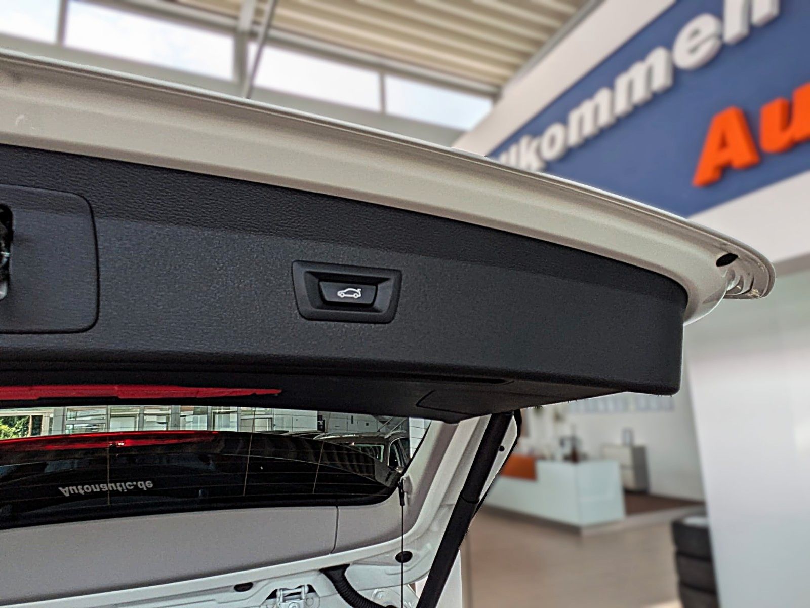 Fahrzeugabbildung BMW X1 18i LCI NAVI SHZ AHK PDC KLIMAAUT 8xALU