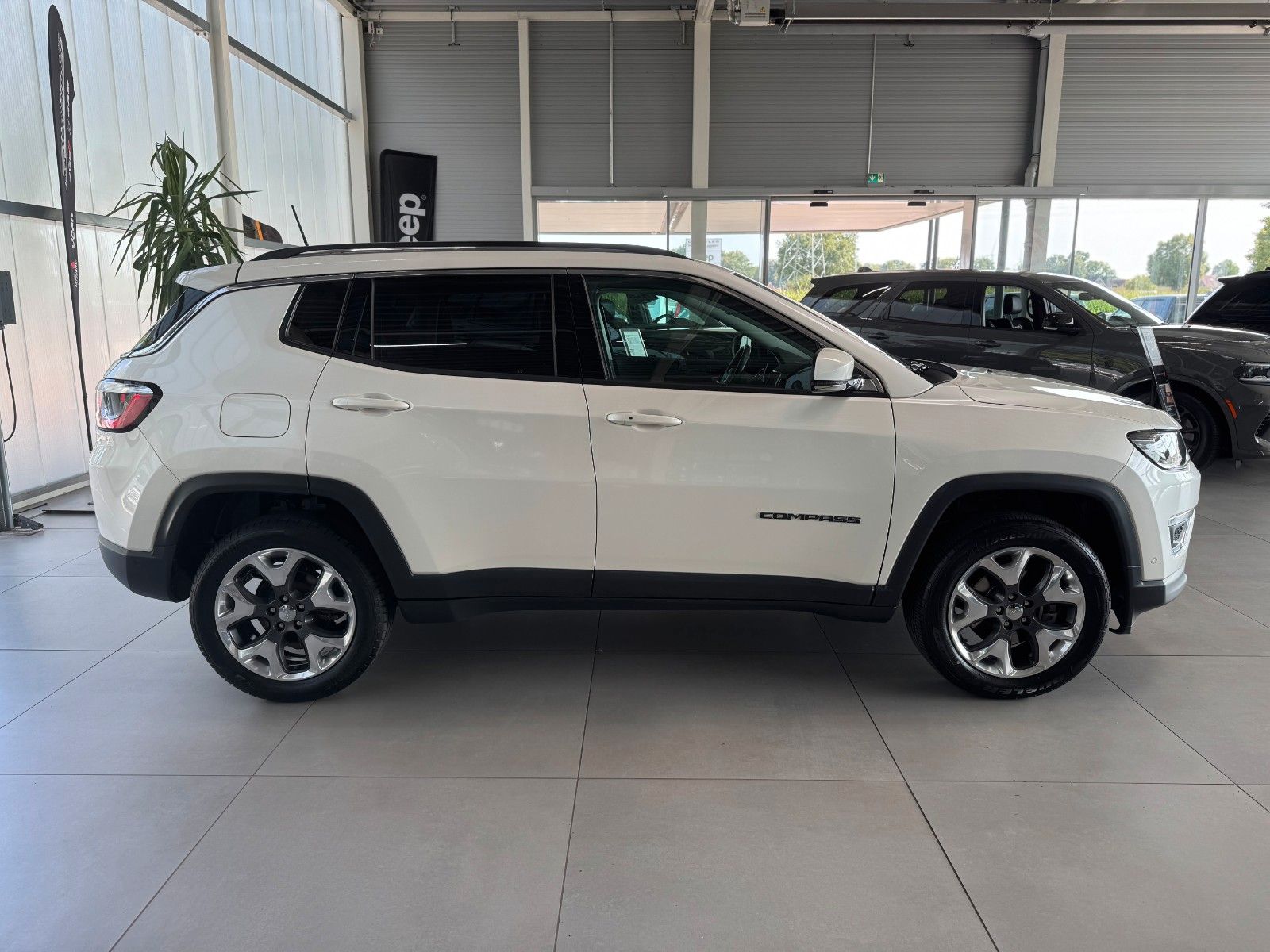 Fahrzeugabbildung Jeep Compass Limited 4WD DAB+ Xenon Beats Navi