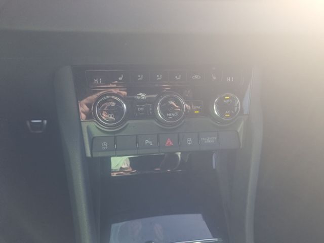 Fahrzeugabbildung SKODA Karoq 1.5 TSI Sportline NAVI AHK MATRIX-LED