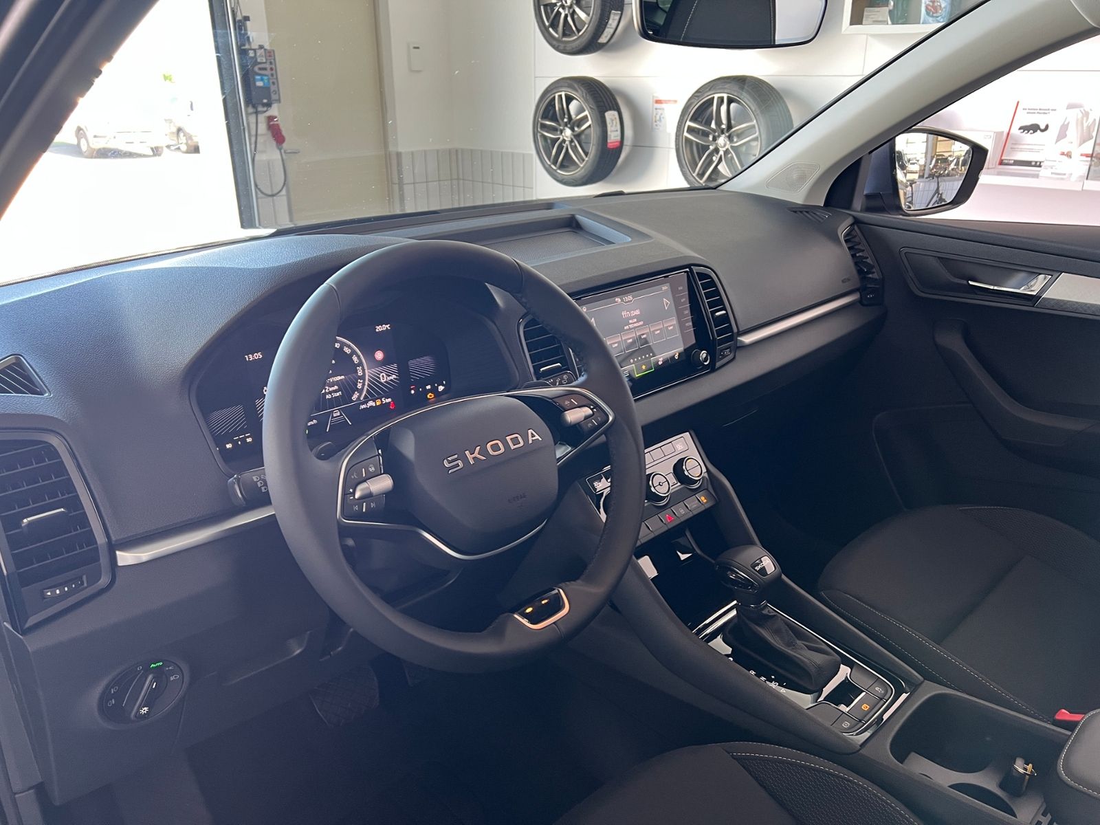 Fahrzeugabbildung SKODA Karoq Selection 1.5 TSI DSG *AHK, LED, 18"-LM*