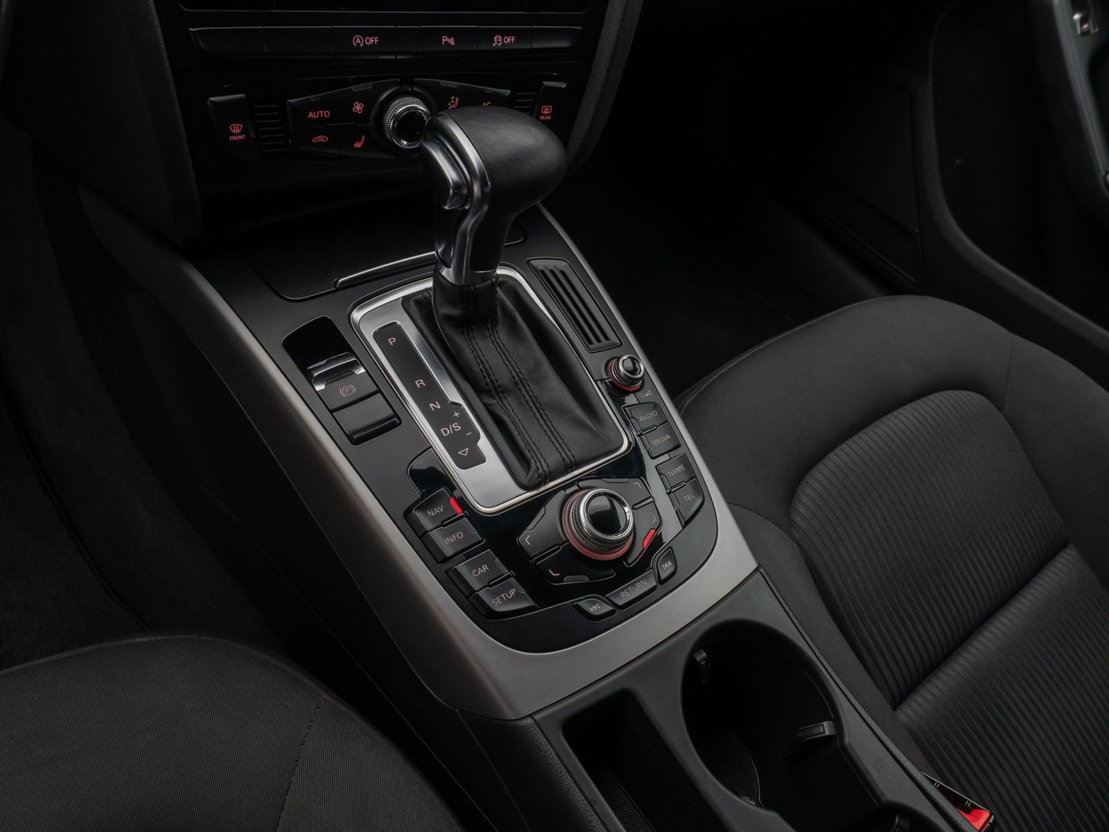 Fahrzeugabbildung Audi A4 Lim. Attraction Navigation Sitzhzg PDC AHK