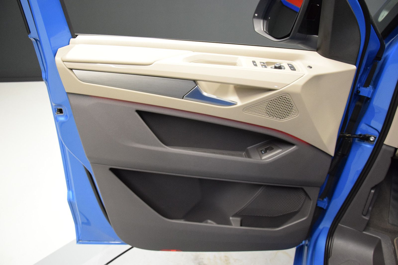 Fahrzeugabbildung Volkswagen T7 Multivan Style DSG Pano vis-a-vis Matrix AHK