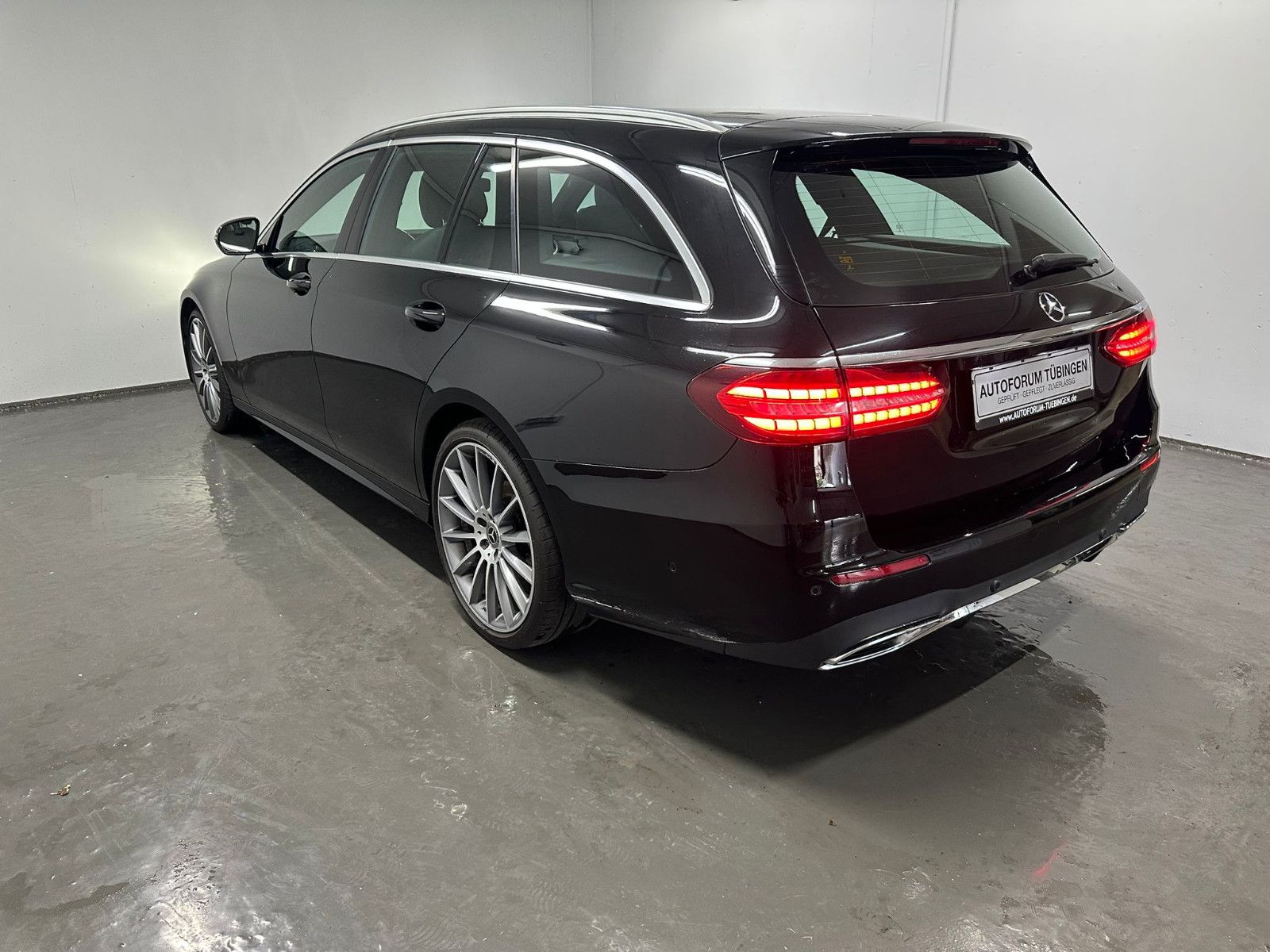 Fahrzeugabbildung Mercedes-Benz E 300 d 4MATIC T Autom * AMG-LINE*NAVI*AMBIL*