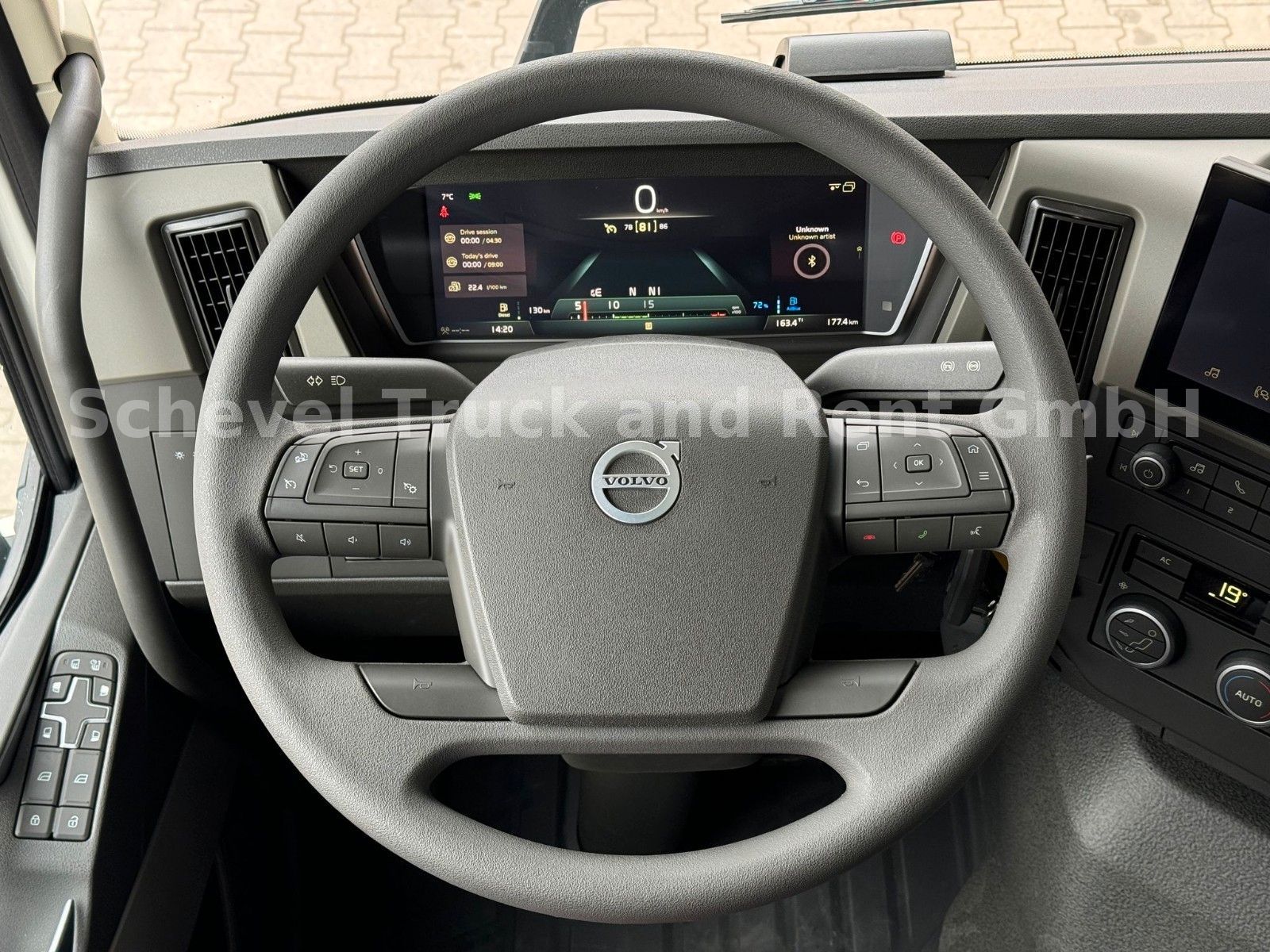 Fahrzeugabbildung Volvo FM 330 6x2 Doppelkabine Fahrgestell ADR
