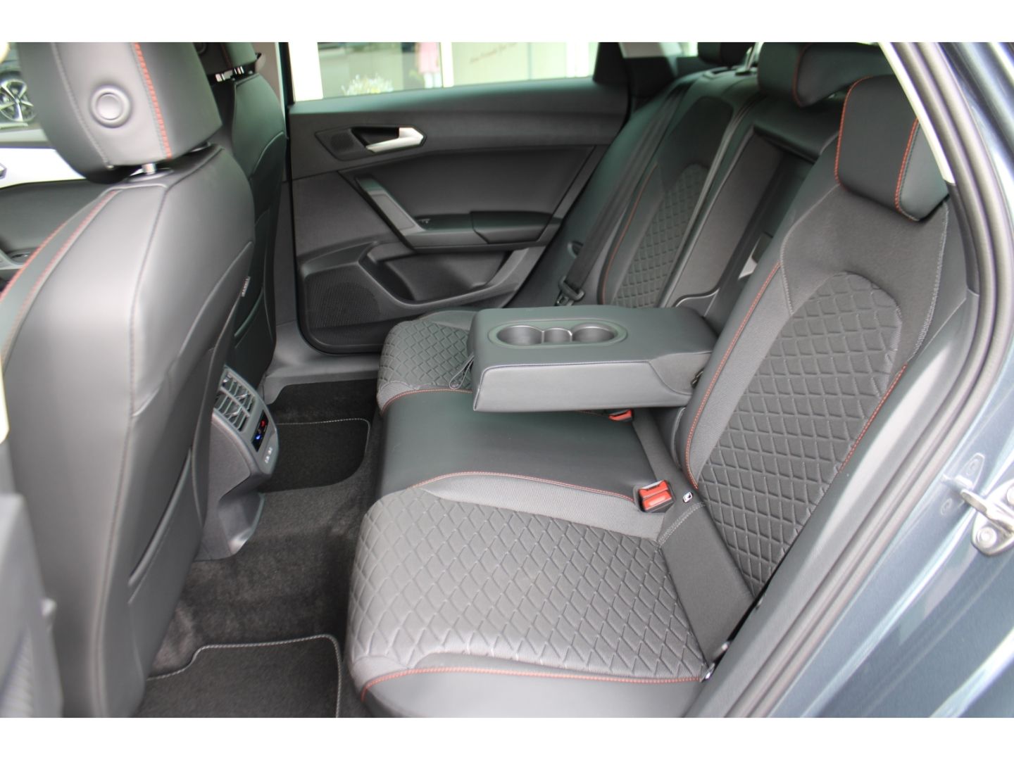 SEAT Leon 1.5 eTSI Sportstourer FR DSG ACC LED AHK RF - Image 8