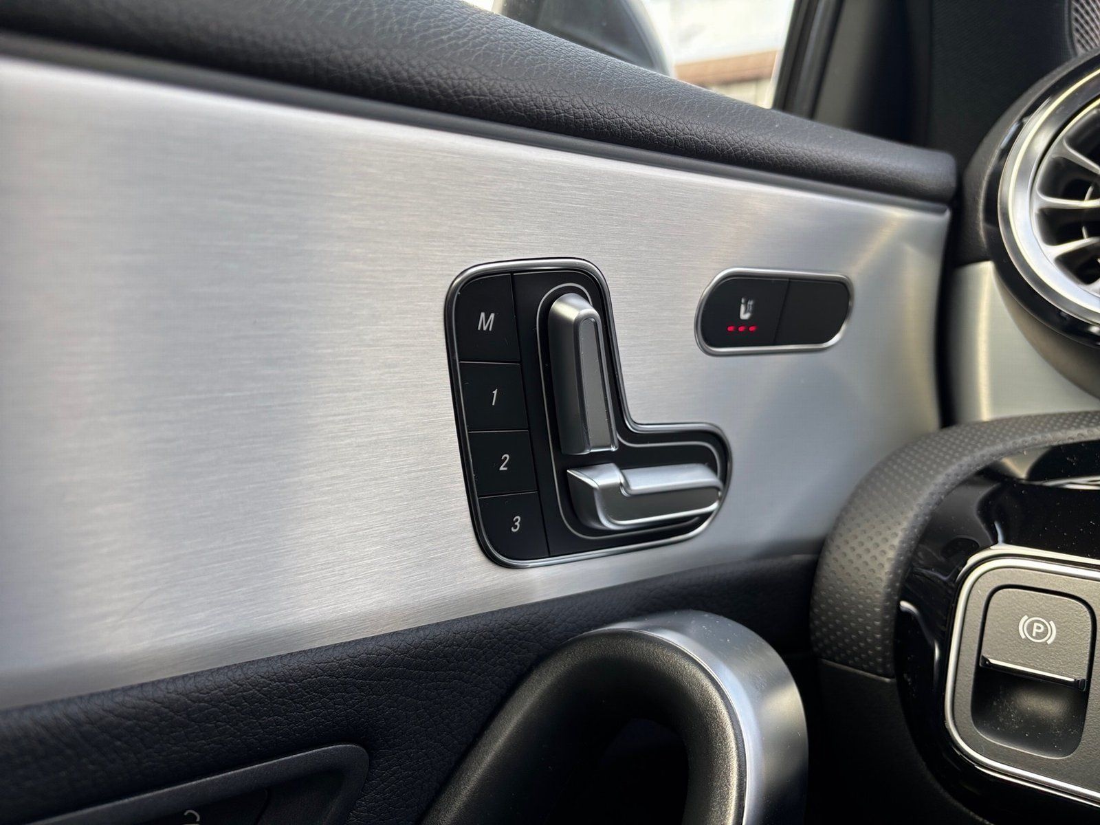 Fahrzeugabbildung Mercedes-Benz A 250 e Progressive*Pano*MultBeam*Distronic*360*