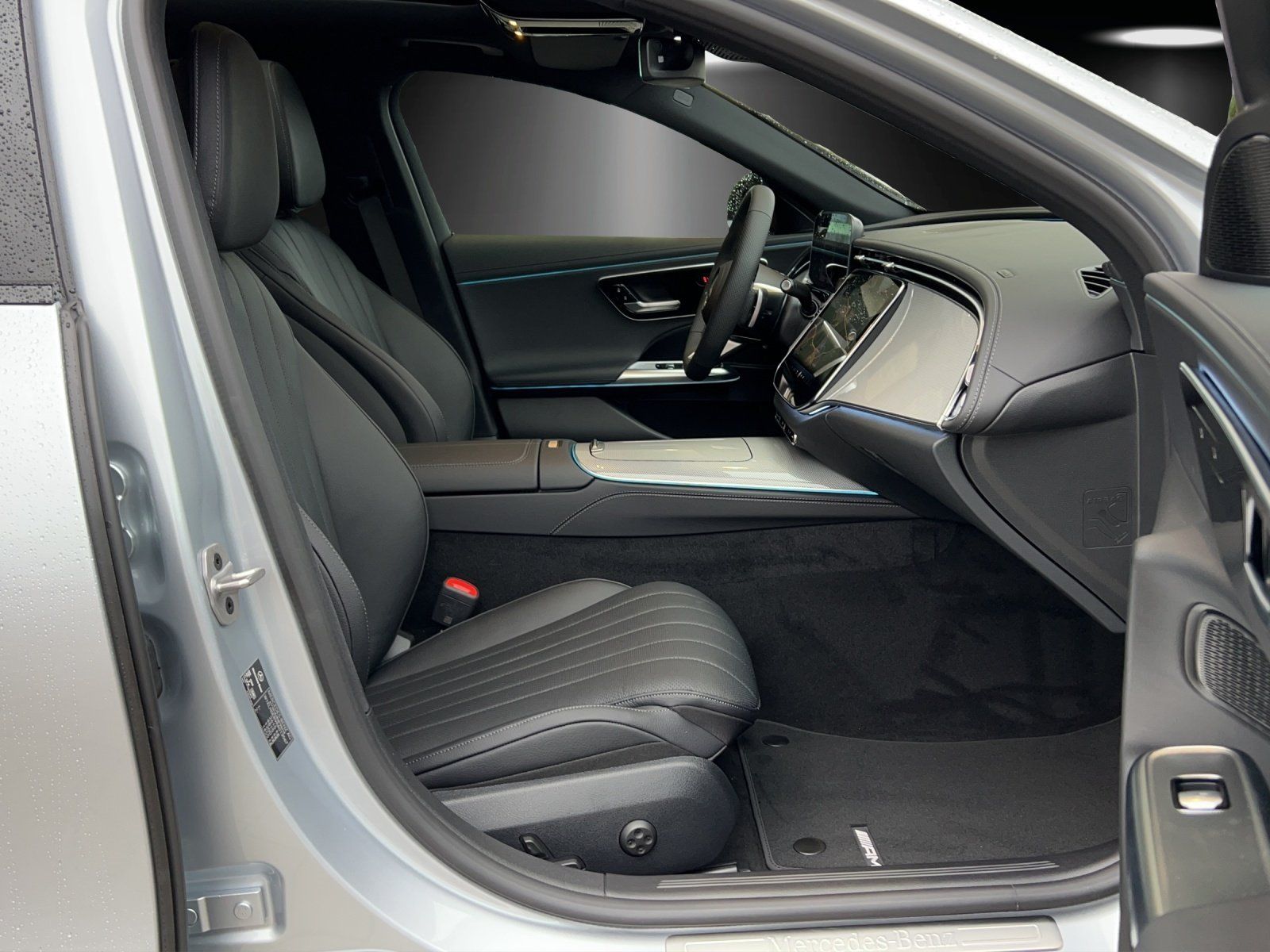 Fahrzeugabbildung Mercedes-Benz E 220 d T+AMG-Line+AHK+PSD+DISTRONIC+Sitzklima