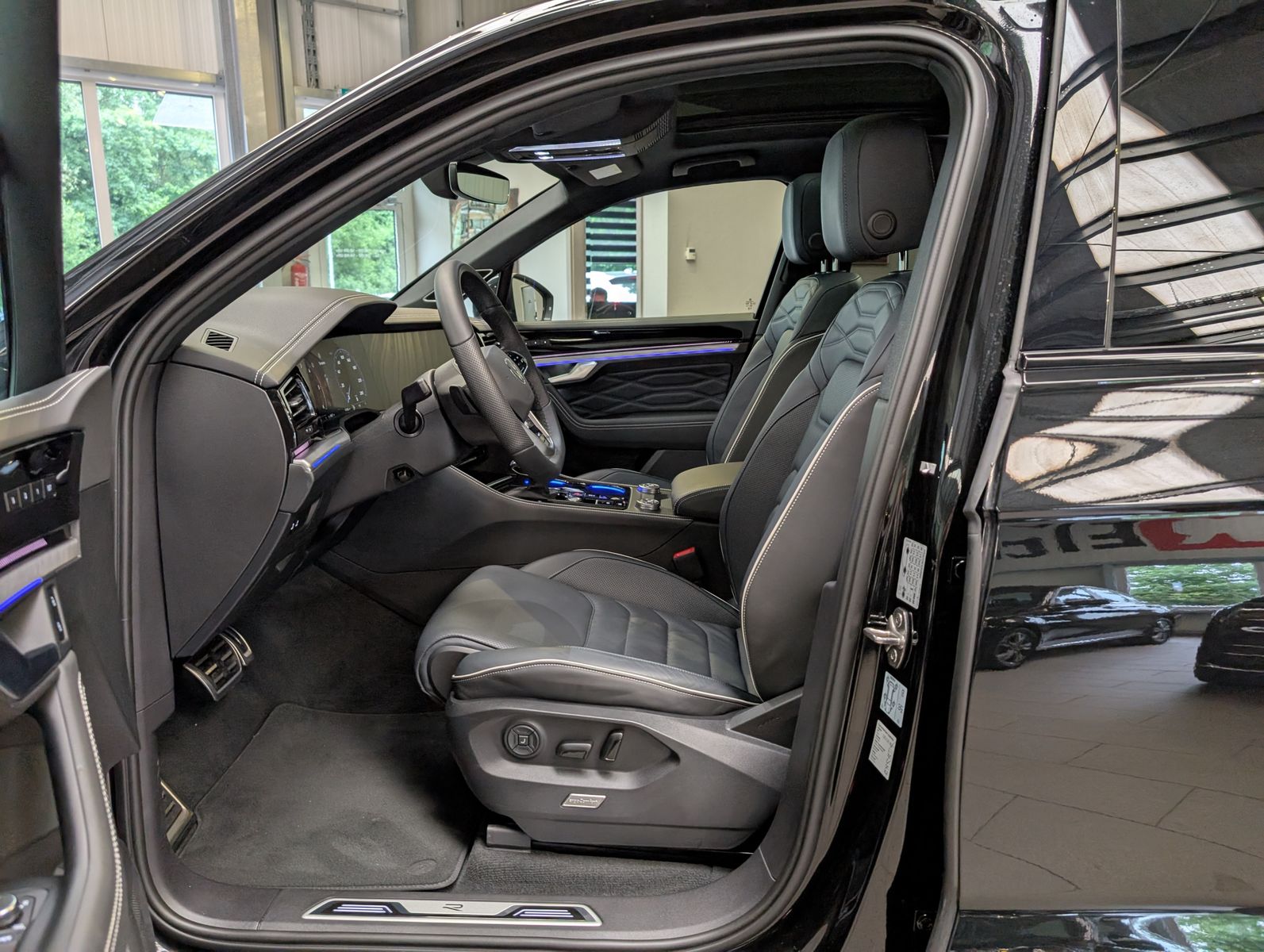 Fahrzeugabbildung Volkswagen Touareg 3.0 TDI 4M R-Line Komfort-Paket UPE 111T