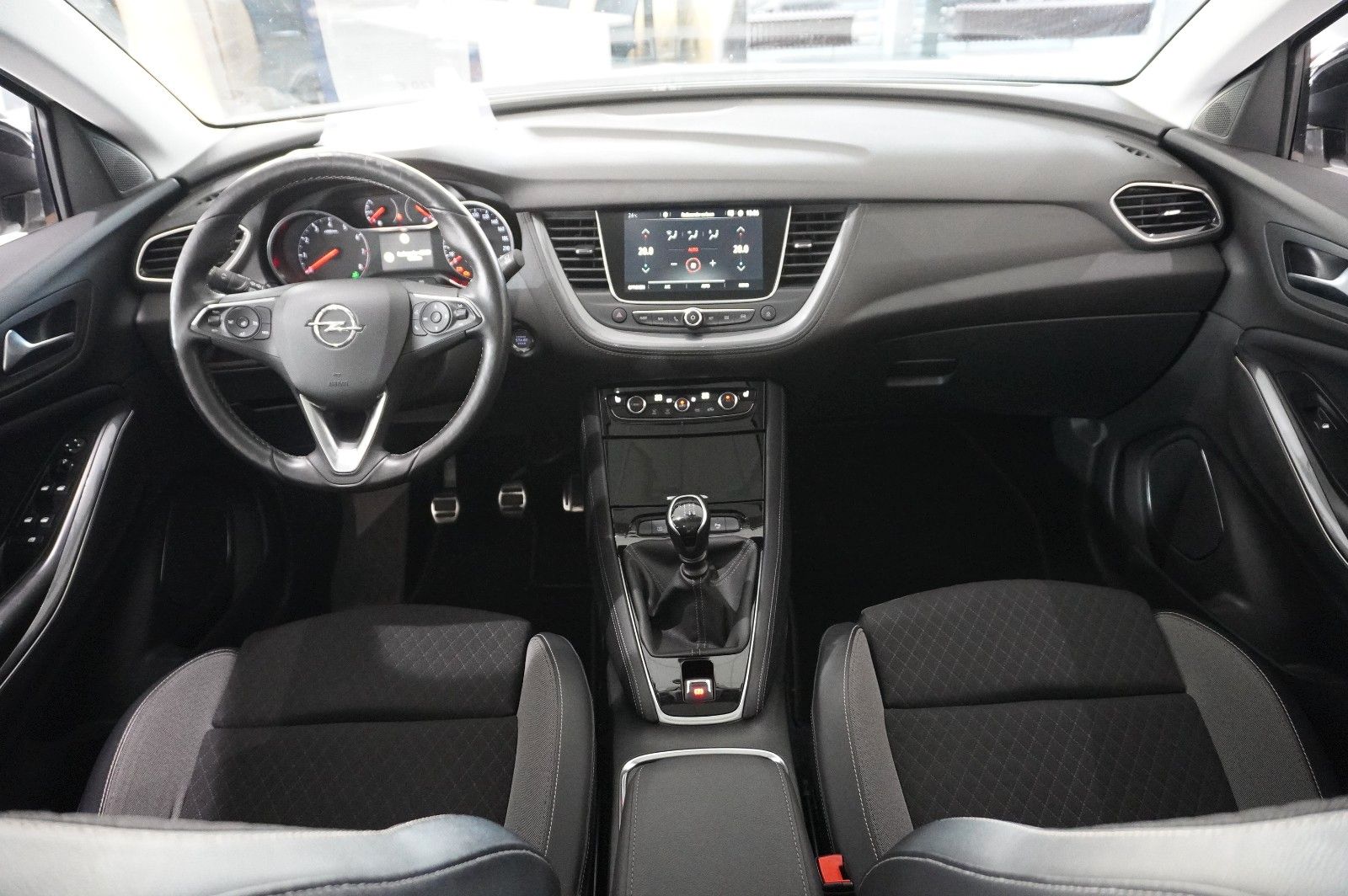 Fahrzeugabbildung Opel Grandland (X) 1.2T INNOV. NAVI/LED/KAMERA/PANO.