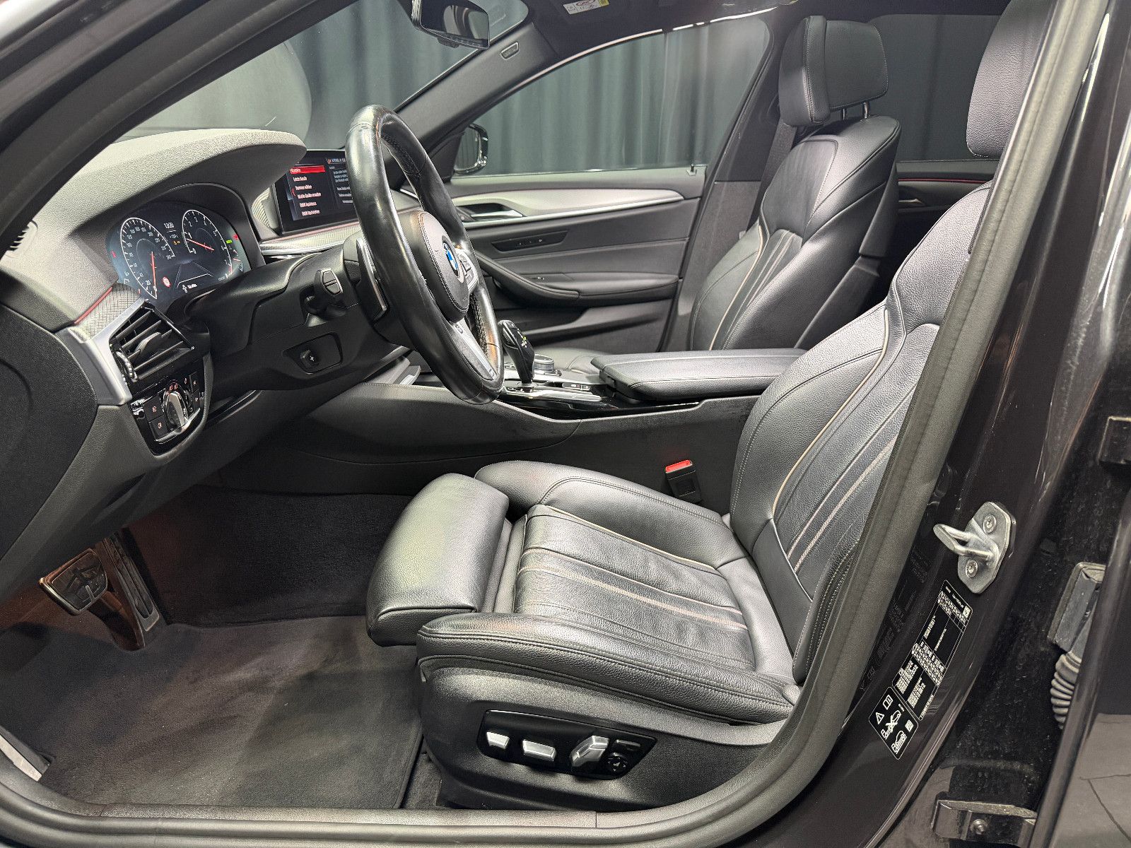 Fahrzeugabbildung BMW 540i Touring xDrive M Sport|HIFI|HuD|PANO|KEYLES