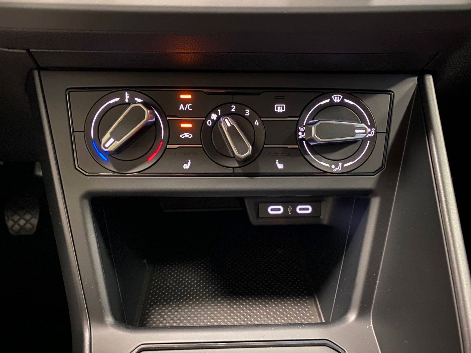 Fahrzeugabbildung Volkswagen Polo 1.0 MPI+SITZHEIZUNG+PARKSENSOREN+AppConnect