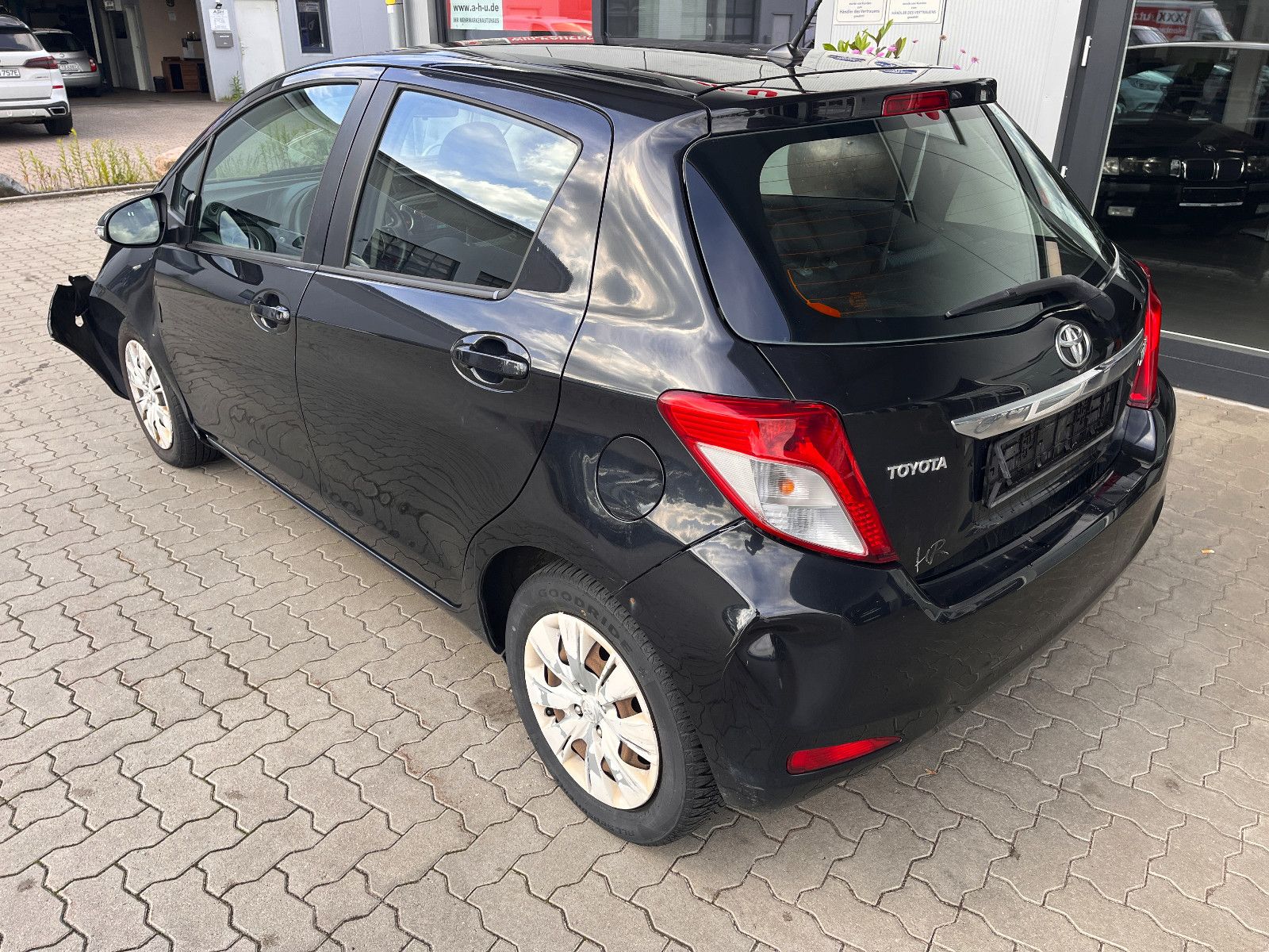 Fahrzeugabbildung Toyota Yaris Life Automatik / Frontschaden