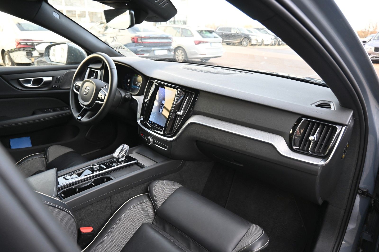 Fahrzeugabbildung Volvo V60 B4 Diesel CC Plus AWD*360°*PANO*H&K*