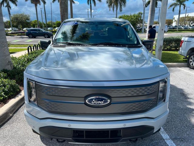 Ford F 150 Lightning SXT AWD Elektro 2023 hellgrau