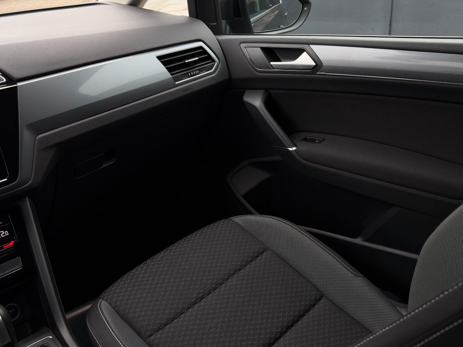 Fahrzeugabbildung Volkswagen Touran 1.5 TSI DSG Active Kamera ACC LED LHZ SHZ