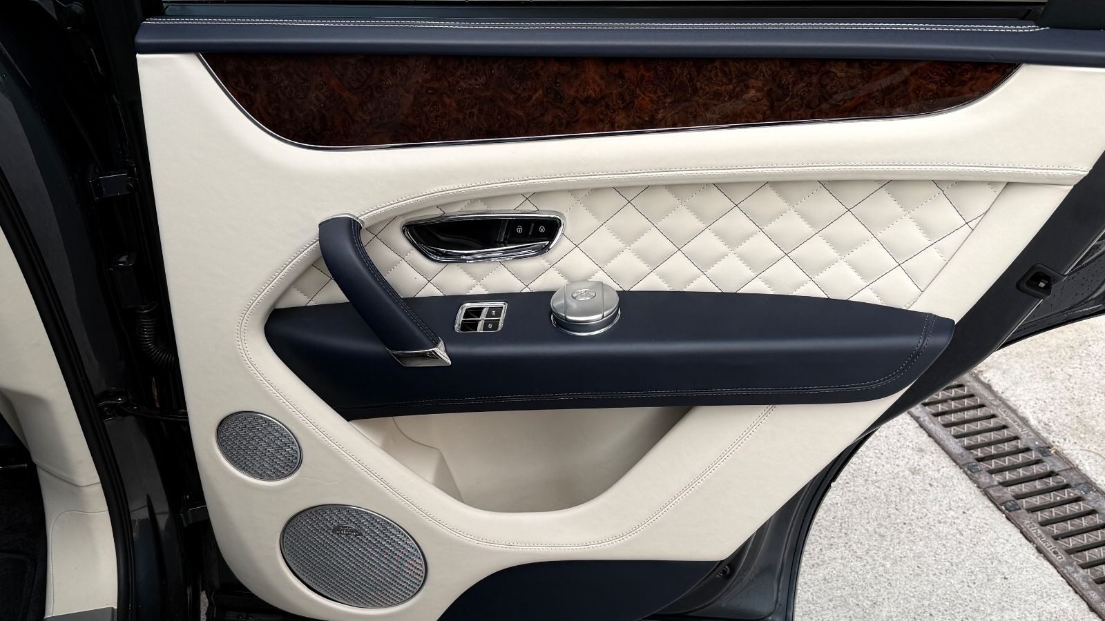 Fahrzeugabbildung Bentley Bentayga W12*First Edition*Dt. Auto*Naim*Mulline