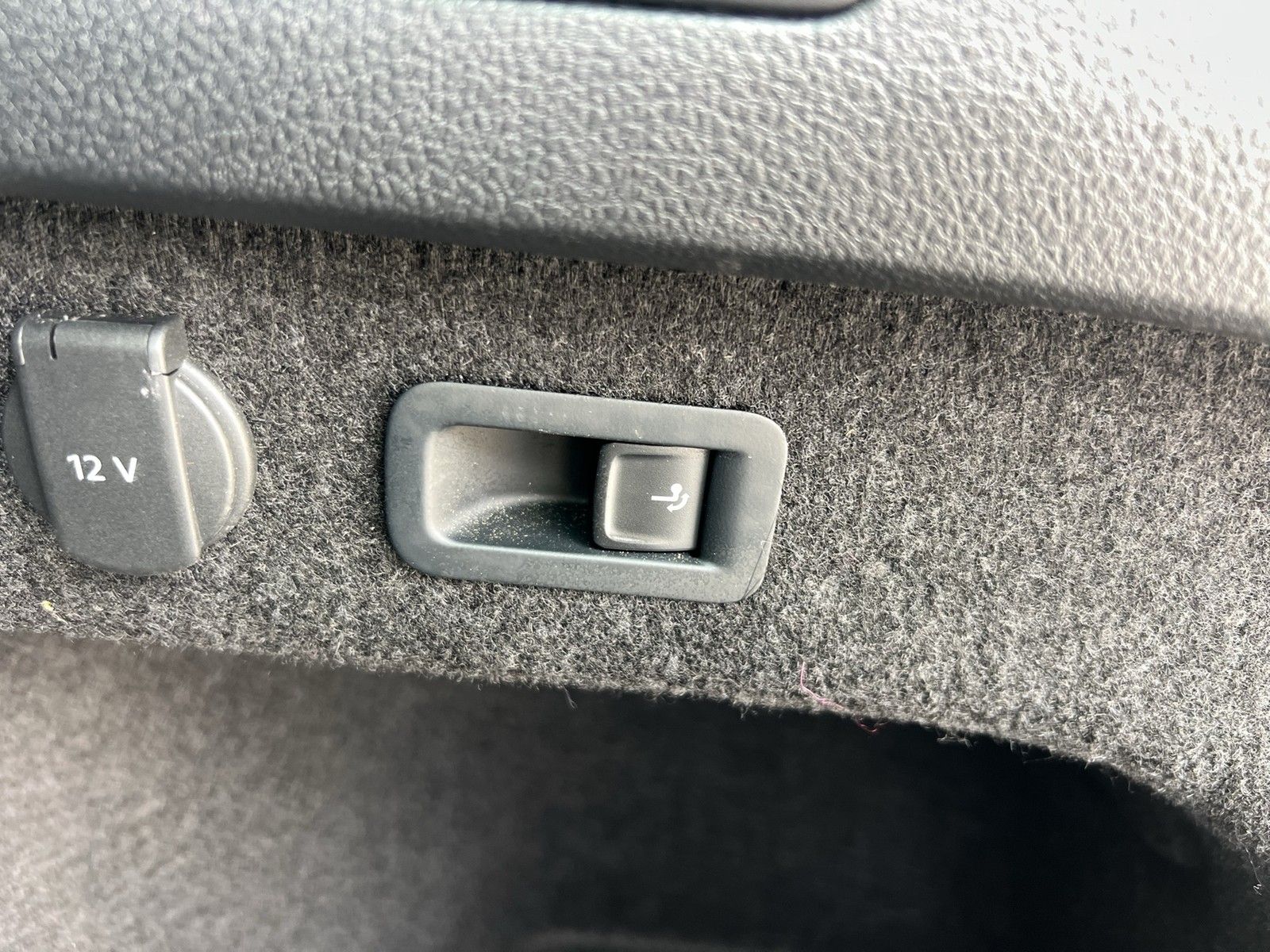 Fahrzeugabbildung Volkswagen Passat Variant TSI Elegance Matrix Navi ACC RFK