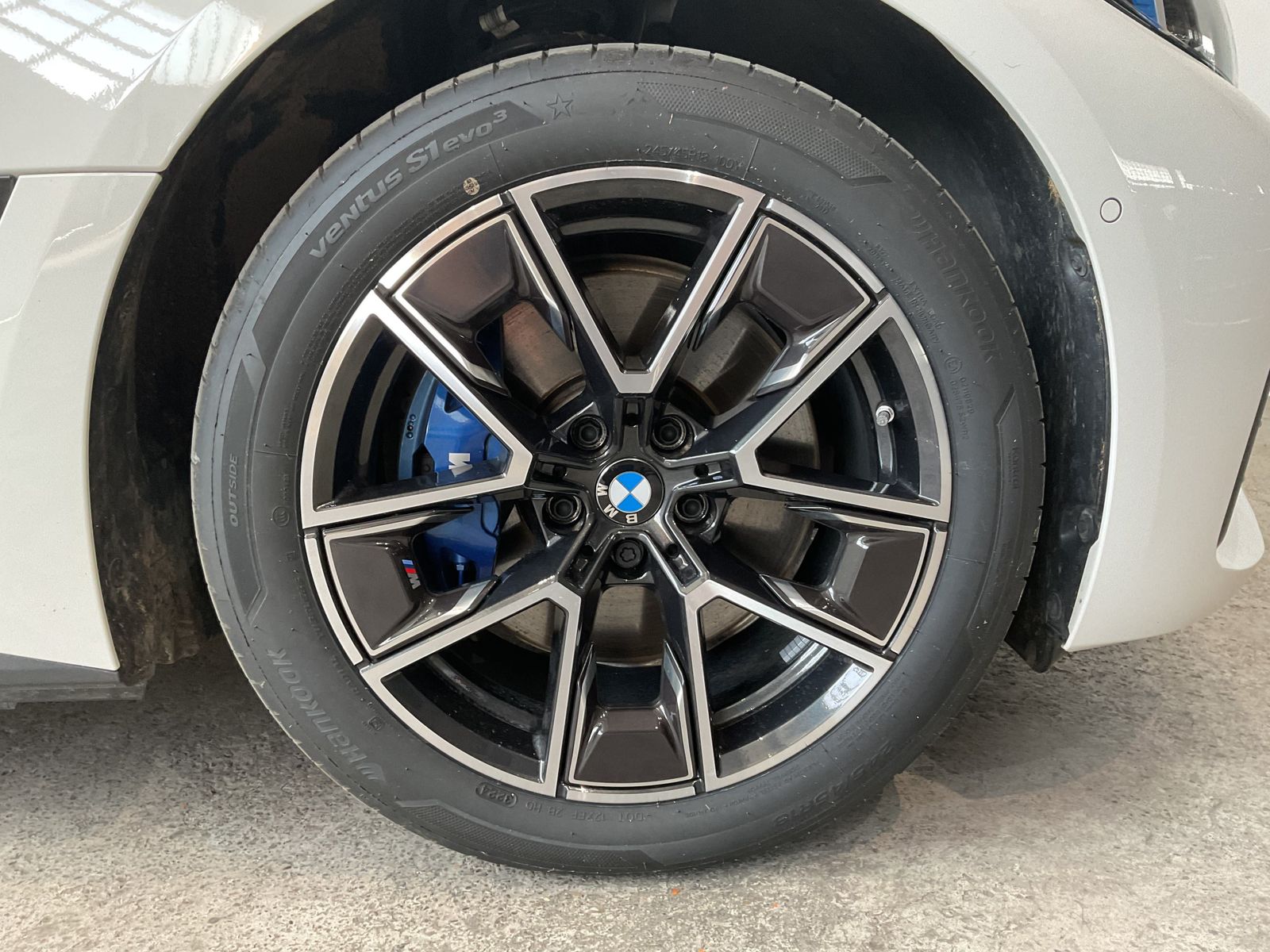 Fahrzeugabbildung BMW i4 eDrive40 M Sportpaket, Driving Assistant Prof