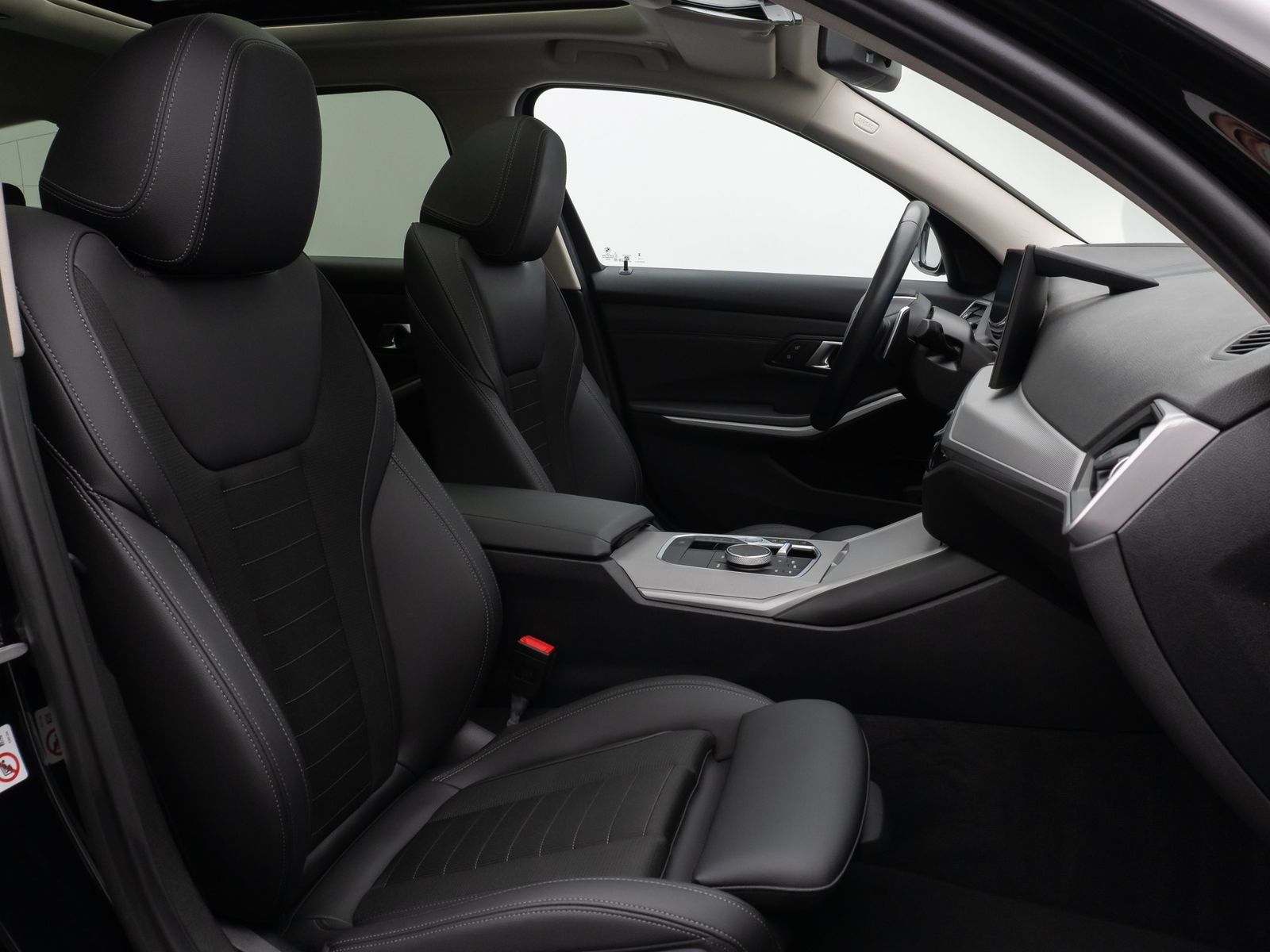 Fahrzeugabbildung BMW 330e Panorama Kamera HUD DAB HiFi Leder Sport