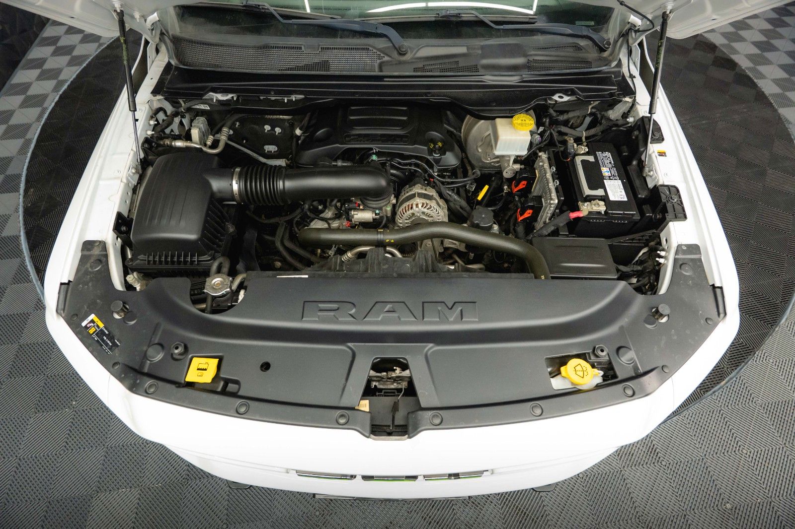 Fahrzeugabbildung Dodge RAM 5.7 V8 HEMI 4x4 OFFROAD Night-Paket LONGBED