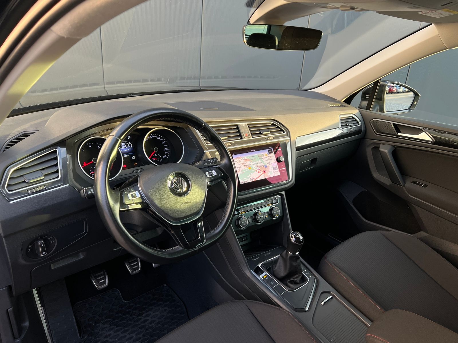 Fahrzeugabbildung Volkswagen Tiguan SOUND 1.4 TSI ACT BMT *AHK, Navi, Kamera*