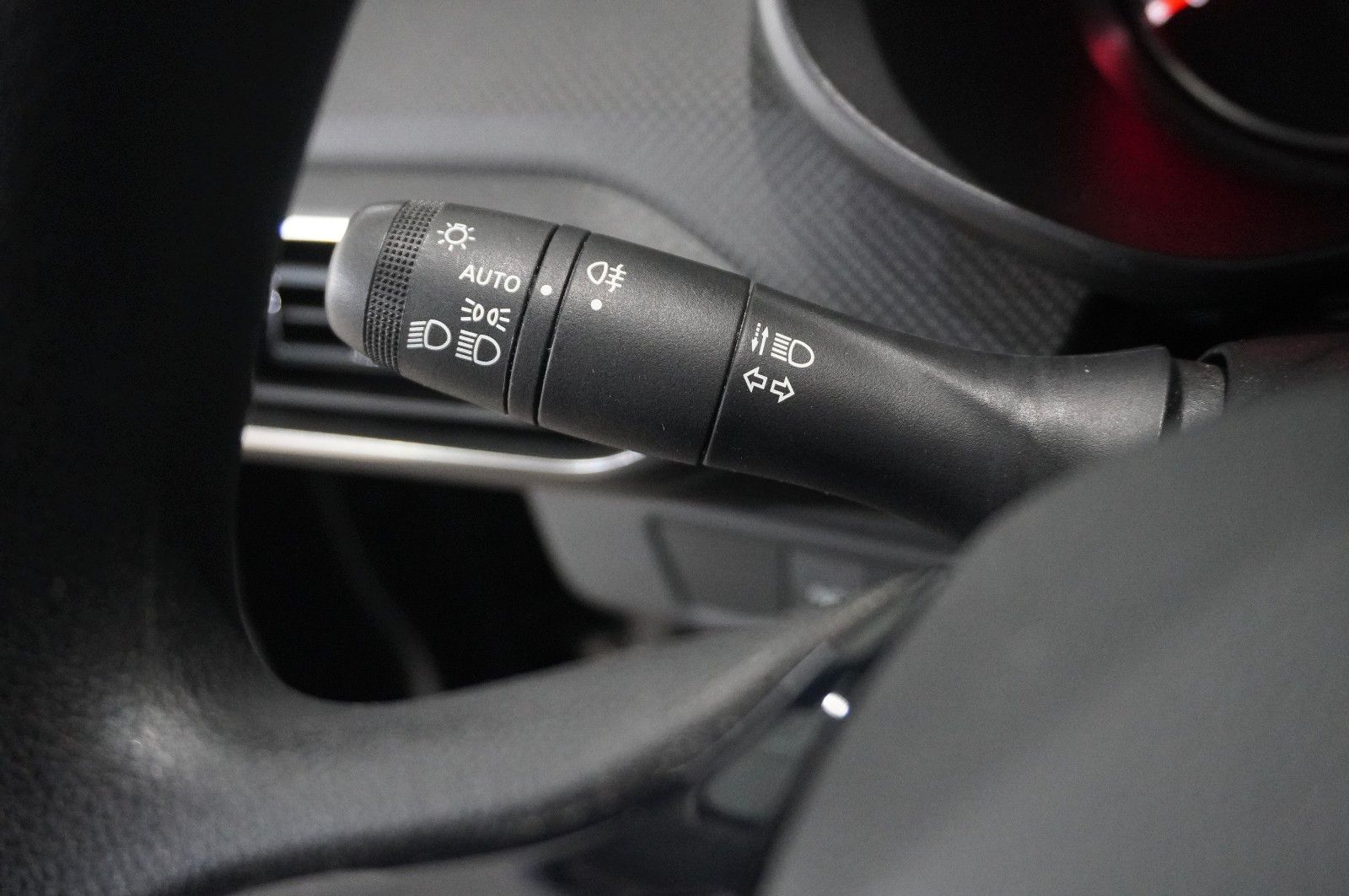 Fahrzeugabbildung Dacia Sandero III 1.0 TCE COMFORT LED/DAB/SHZ/TEMP/AHK