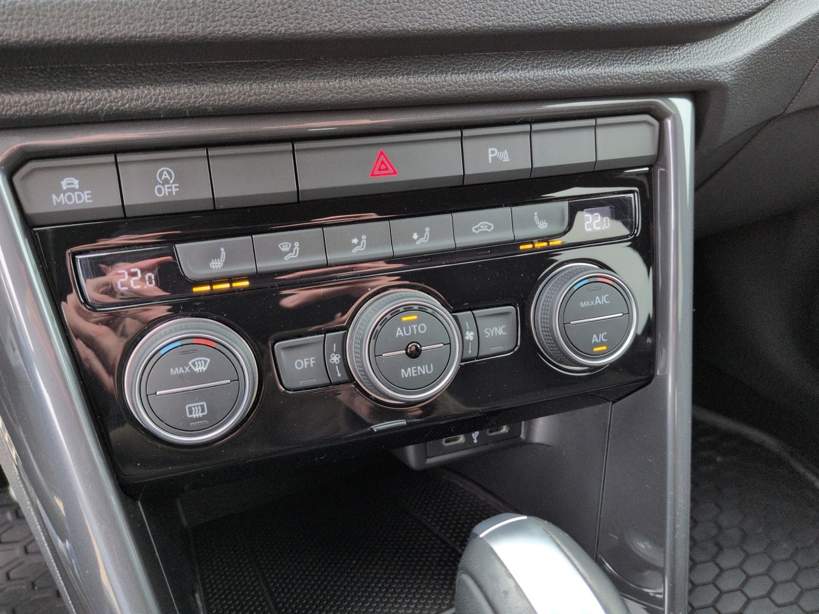 T-Roc 1.5 TSI DSG Sport R-Line LED+NAV+SHZ+