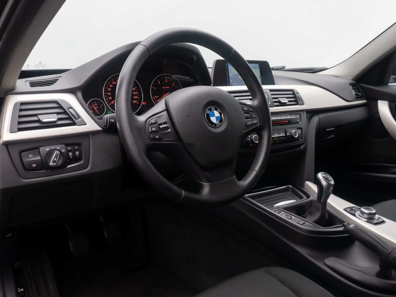 Fahrzeugabbildung BMW 318d GeschwindigReg AHK PDC Lordos NaviBusiness