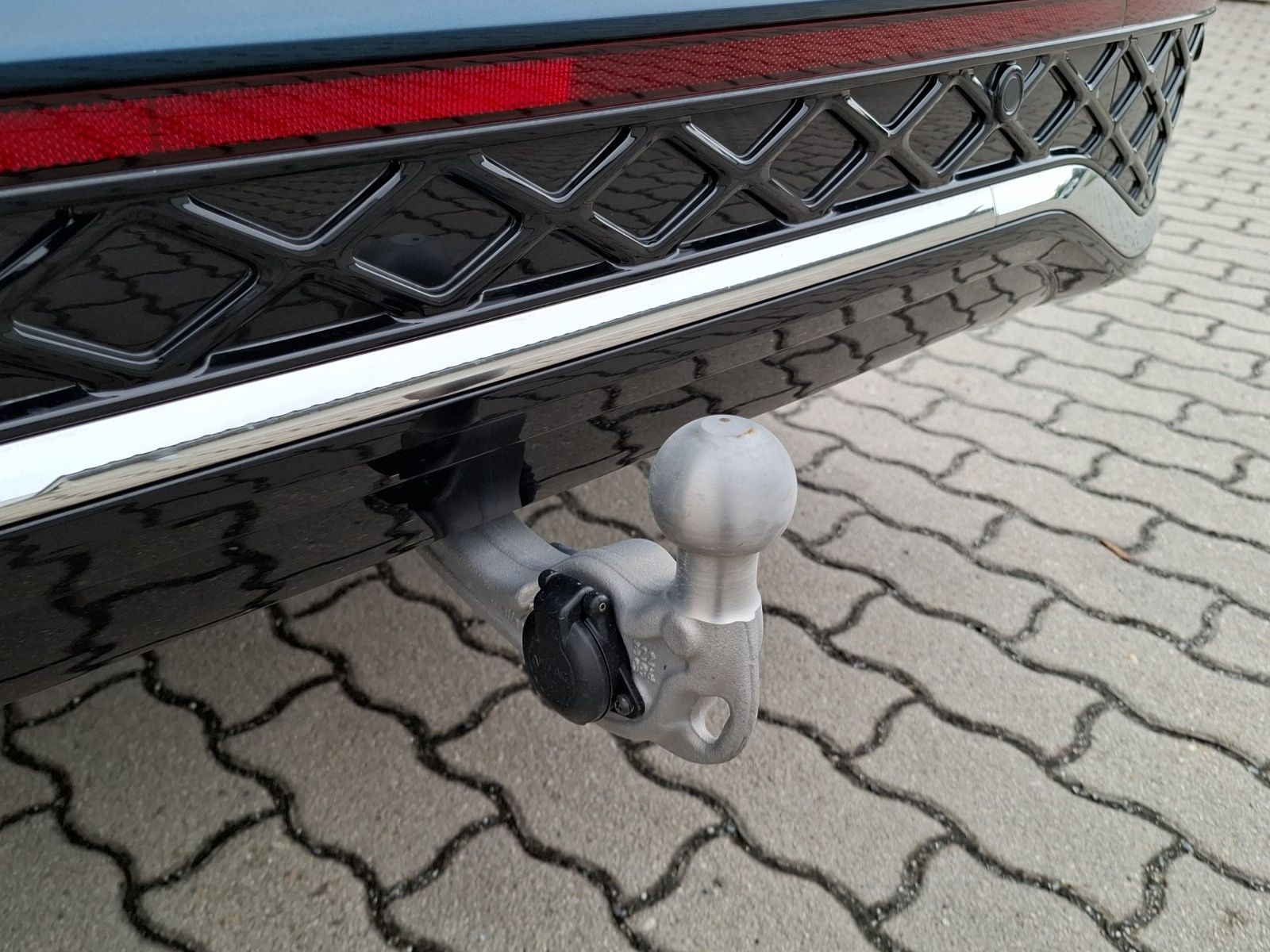 Fahrzeugabbildung Volkswagen Tiguan eTSI R-Line DSG Standhzg. Matrix AHK Navi