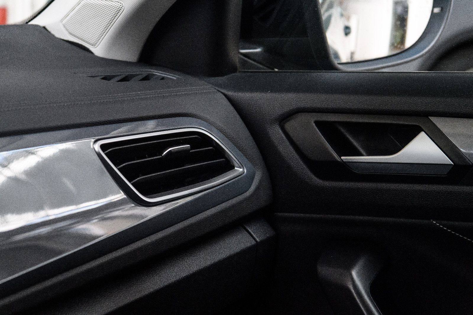 Fahrzeugabbildung Volkswagen T-Roc Style+Navi+We Connect+LED-Plus+ACC+