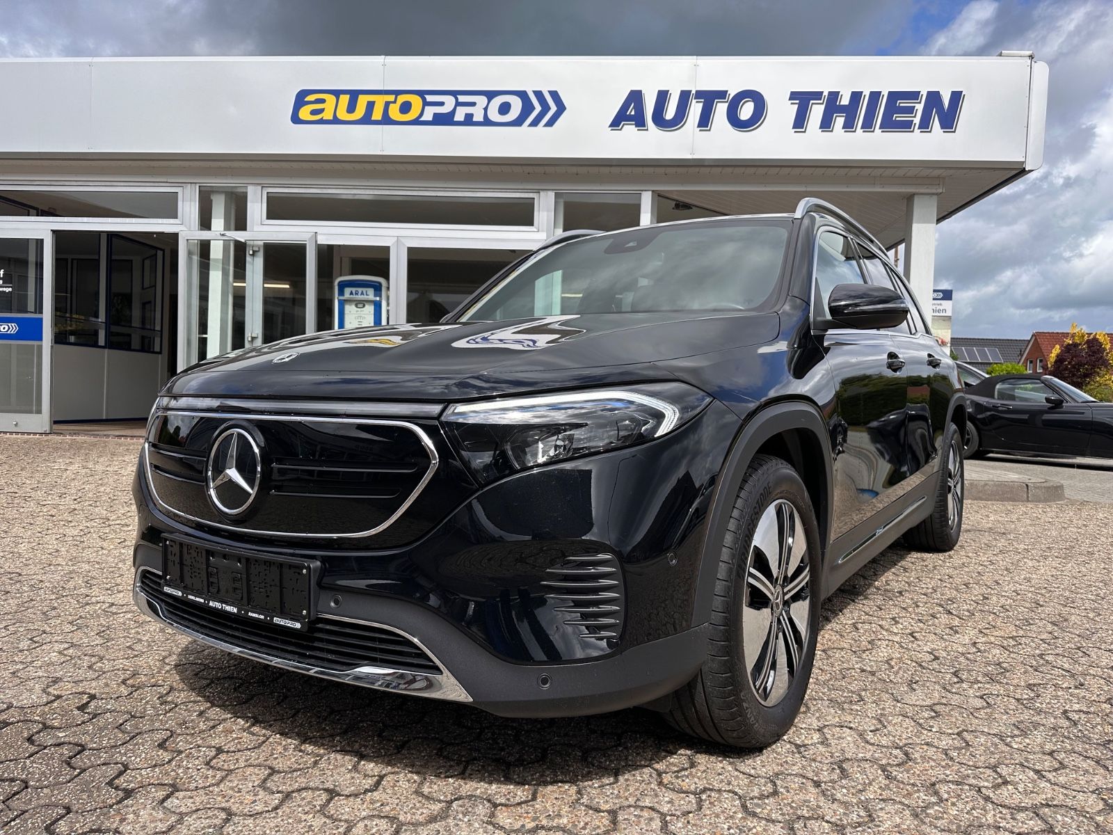 MERCEDES-BENZ EQB 300 4Matic Electric Art Garantie 04.2030