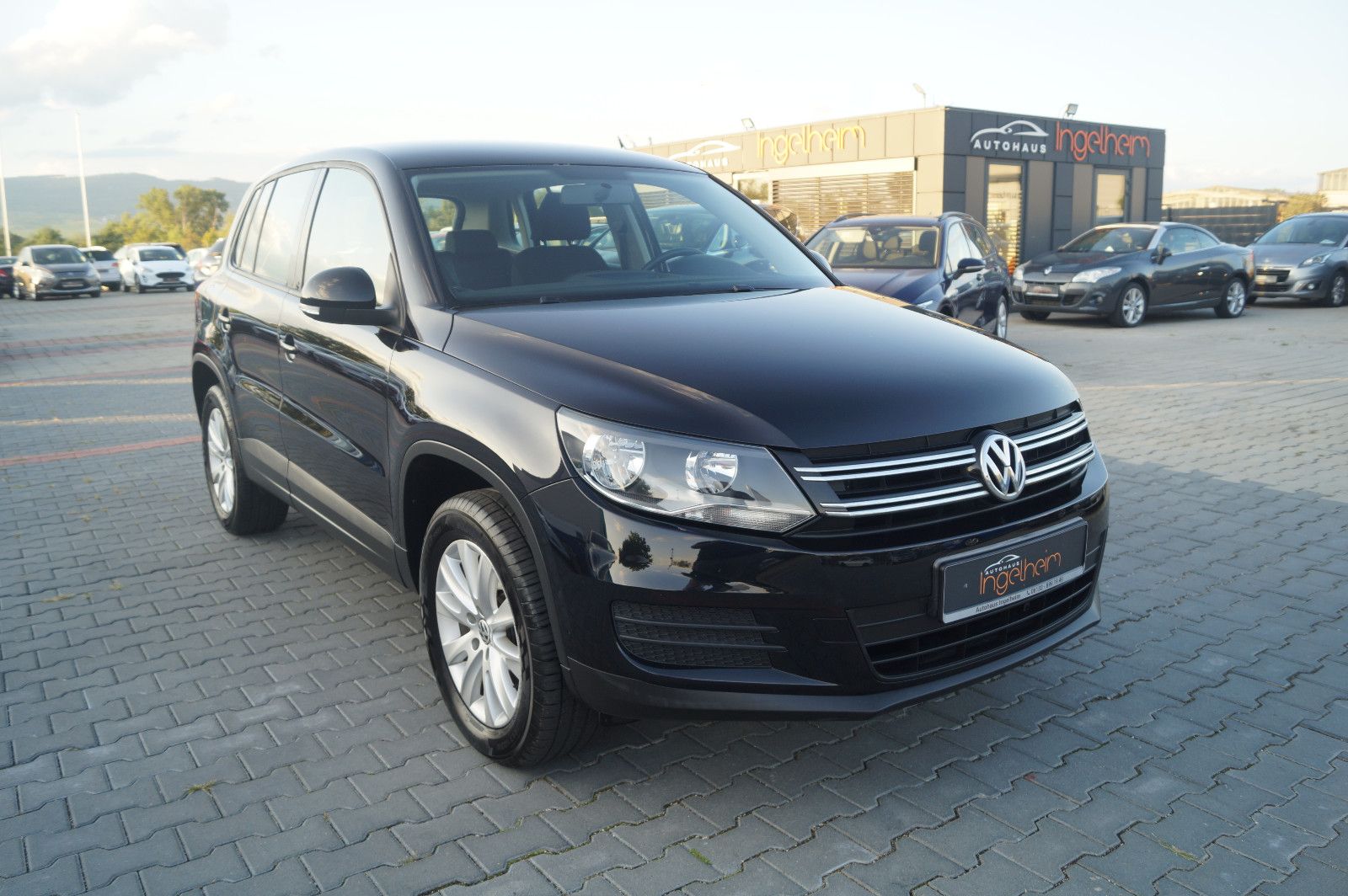Volkswagen Tiguan - 1