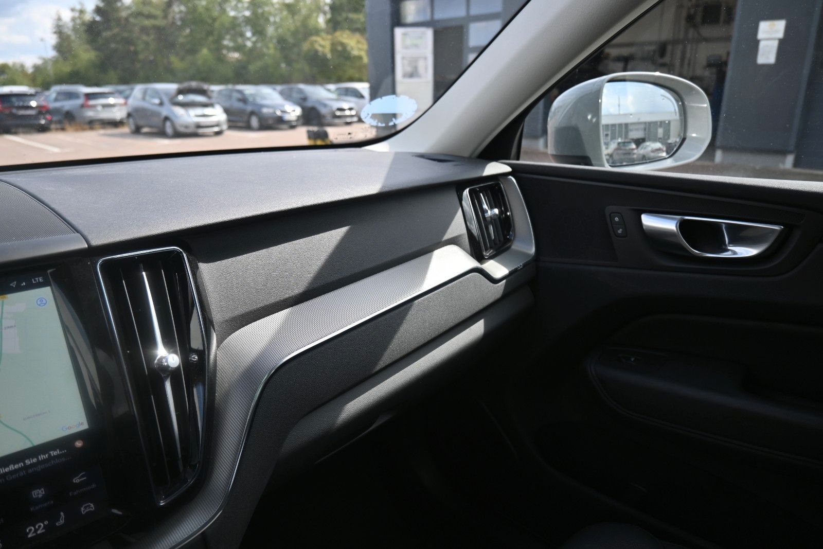 Fahrzeugabbildung Volvo XC60 T6 Essential AWD*PDC*AHK*PANO*STHZG*