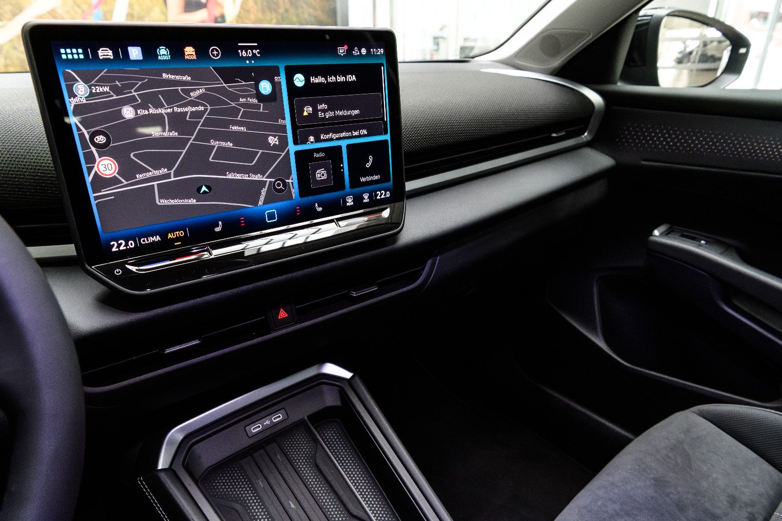 Fahrzeugabbildung Volkswagen T-Roc 1.5 eTSI  Style+IQ-Light+AHK+5 Jahre Gar.