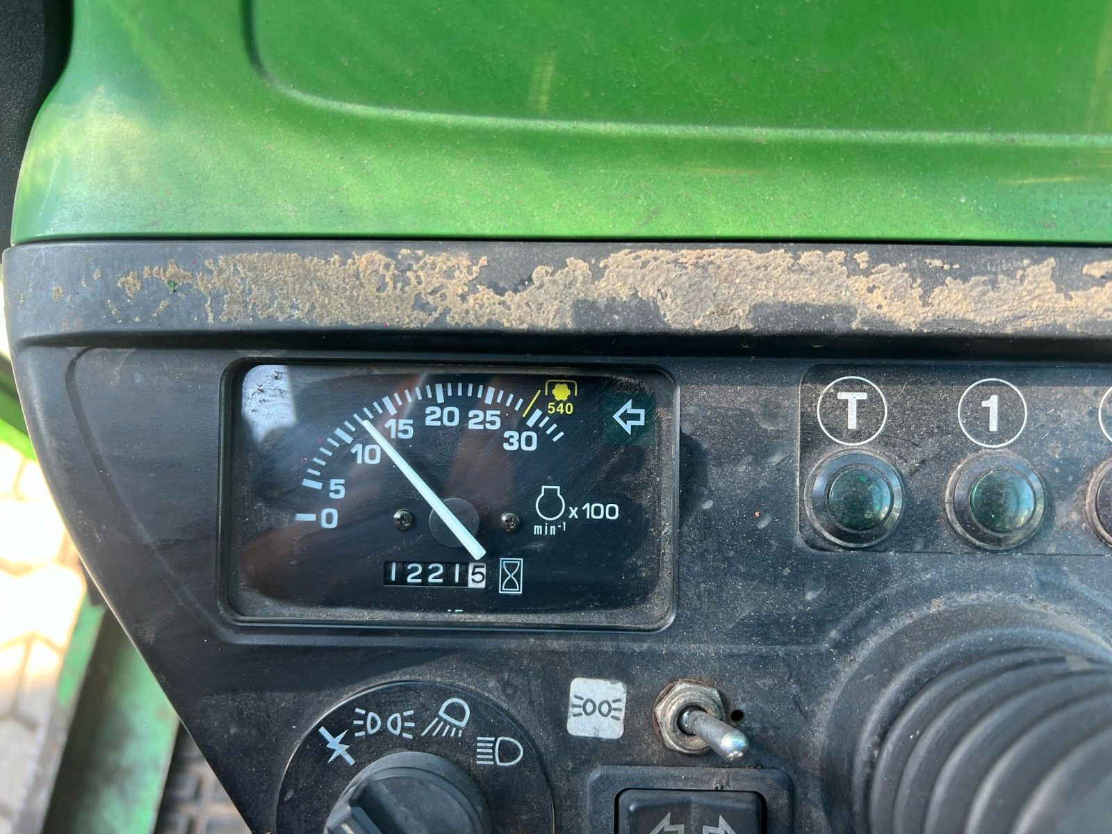 Fahrzeugabbildung John Deere 4010 / Allrad / Frontlader / Salzstreuer /